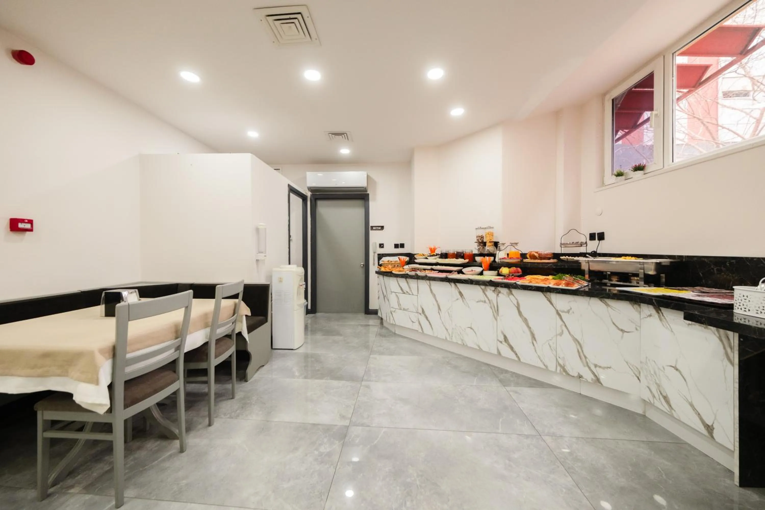 Restaurant/places to eat in Polek Hotel