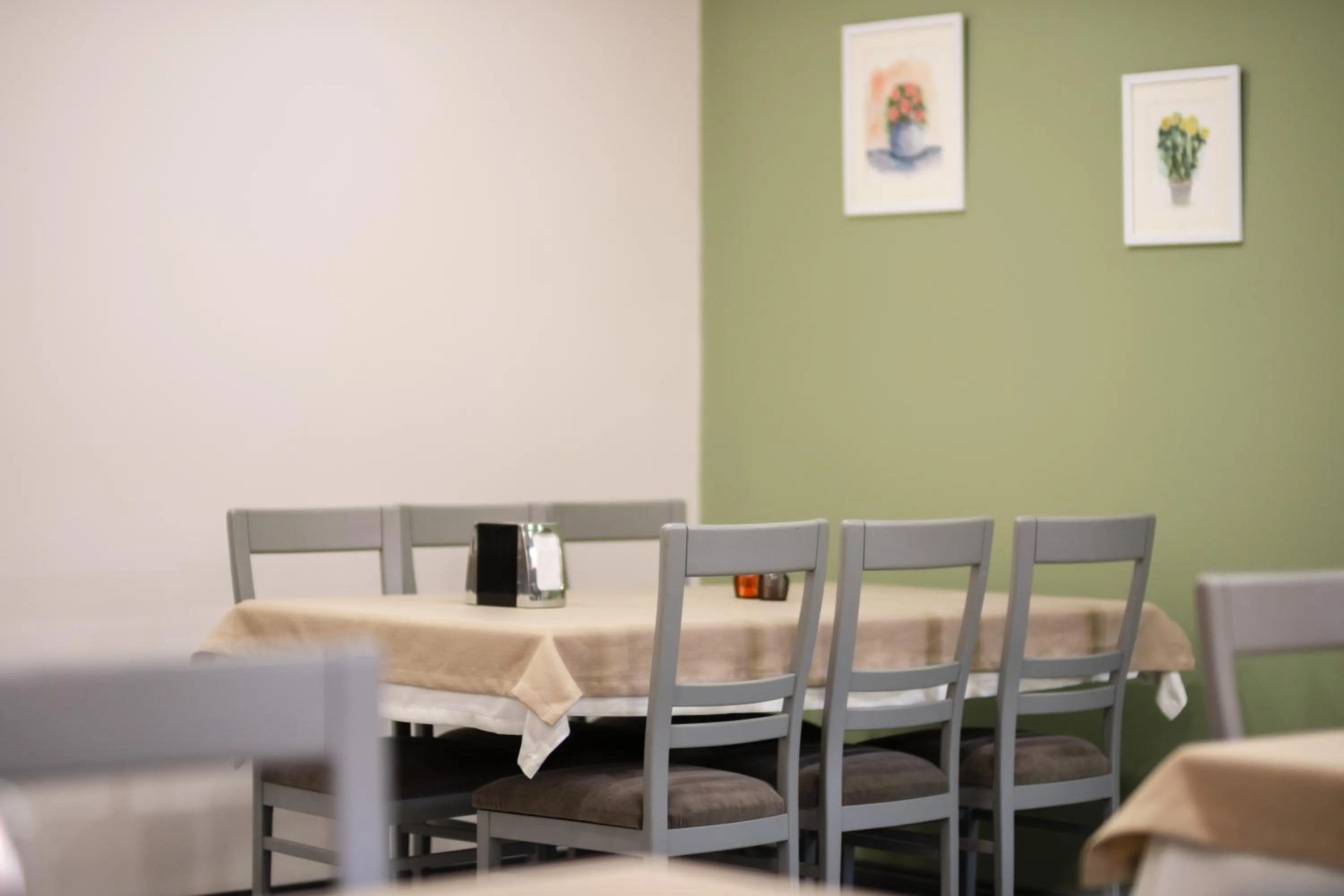 Restaurant/places to eat in Polek Hotel