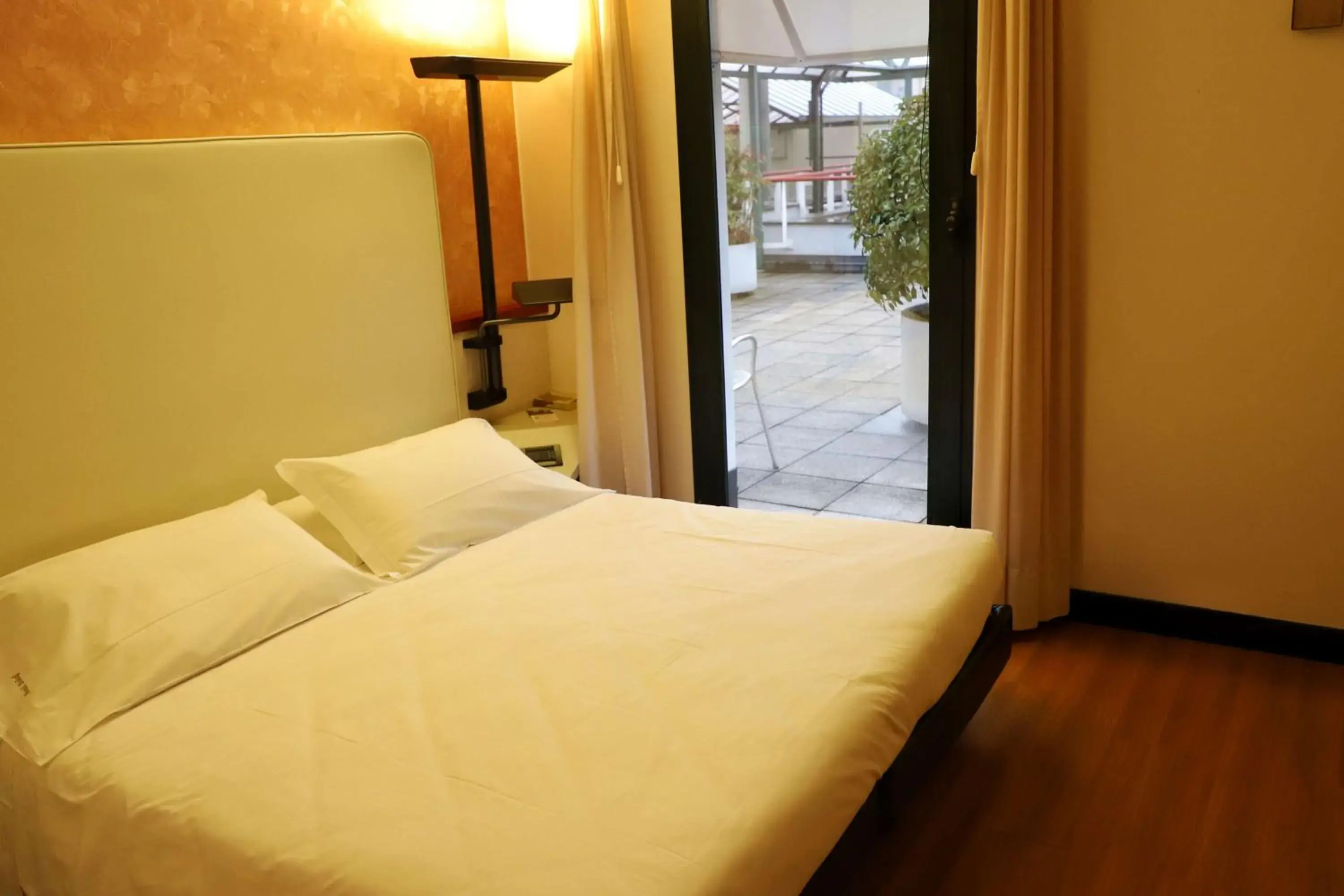 Standard King Room - single occupancy in Best Western Hotel Solaf Standard King Room - single occupancy in Best Western Hotel Solaf