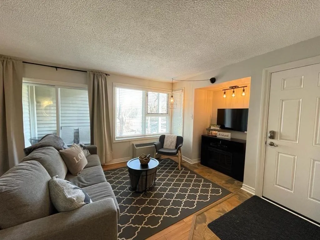 Modern Mountainside Ski In/Ski Out Studio at Blue