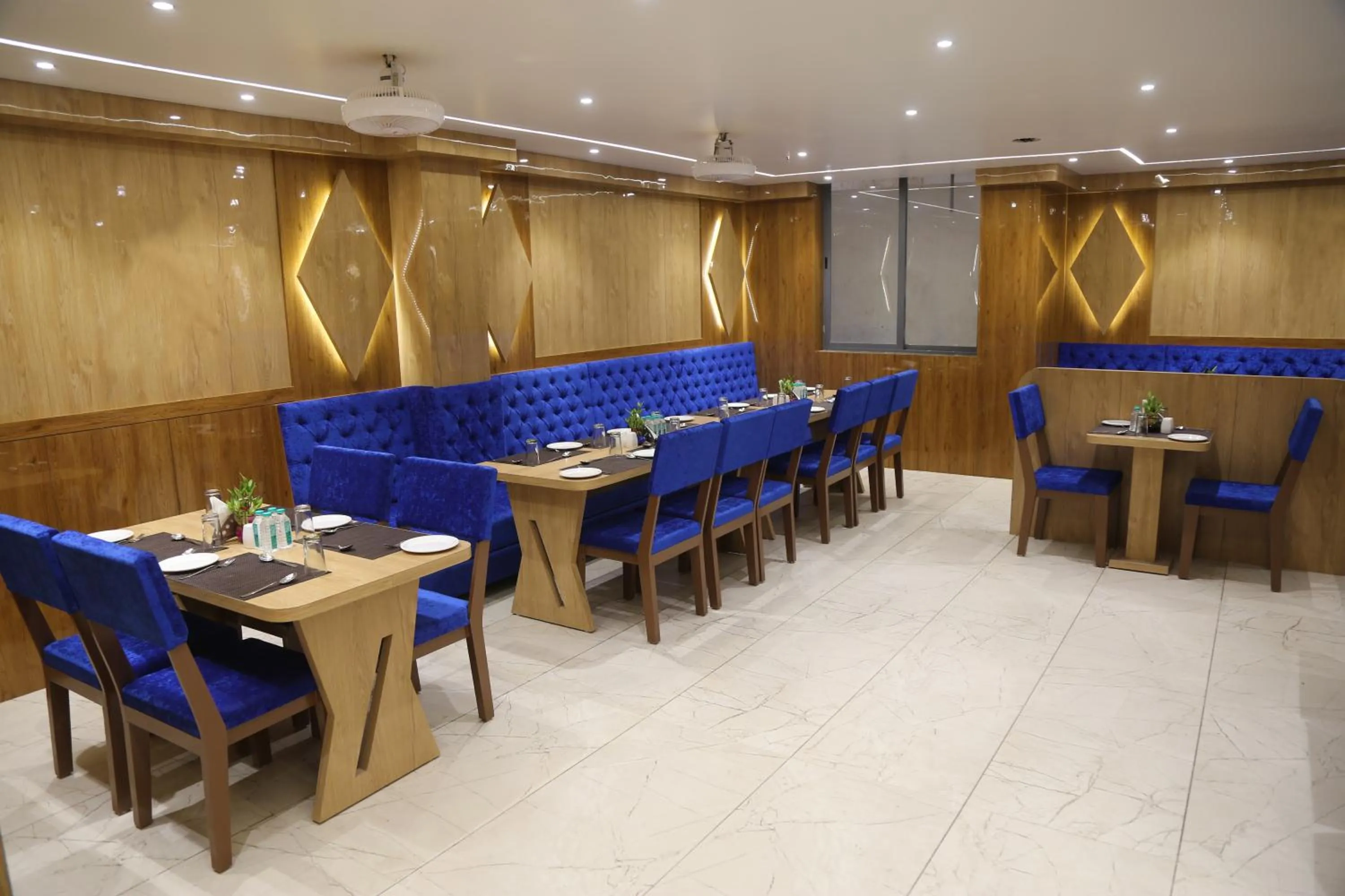 Restaurant/places to eat in Hotel Nova Pride