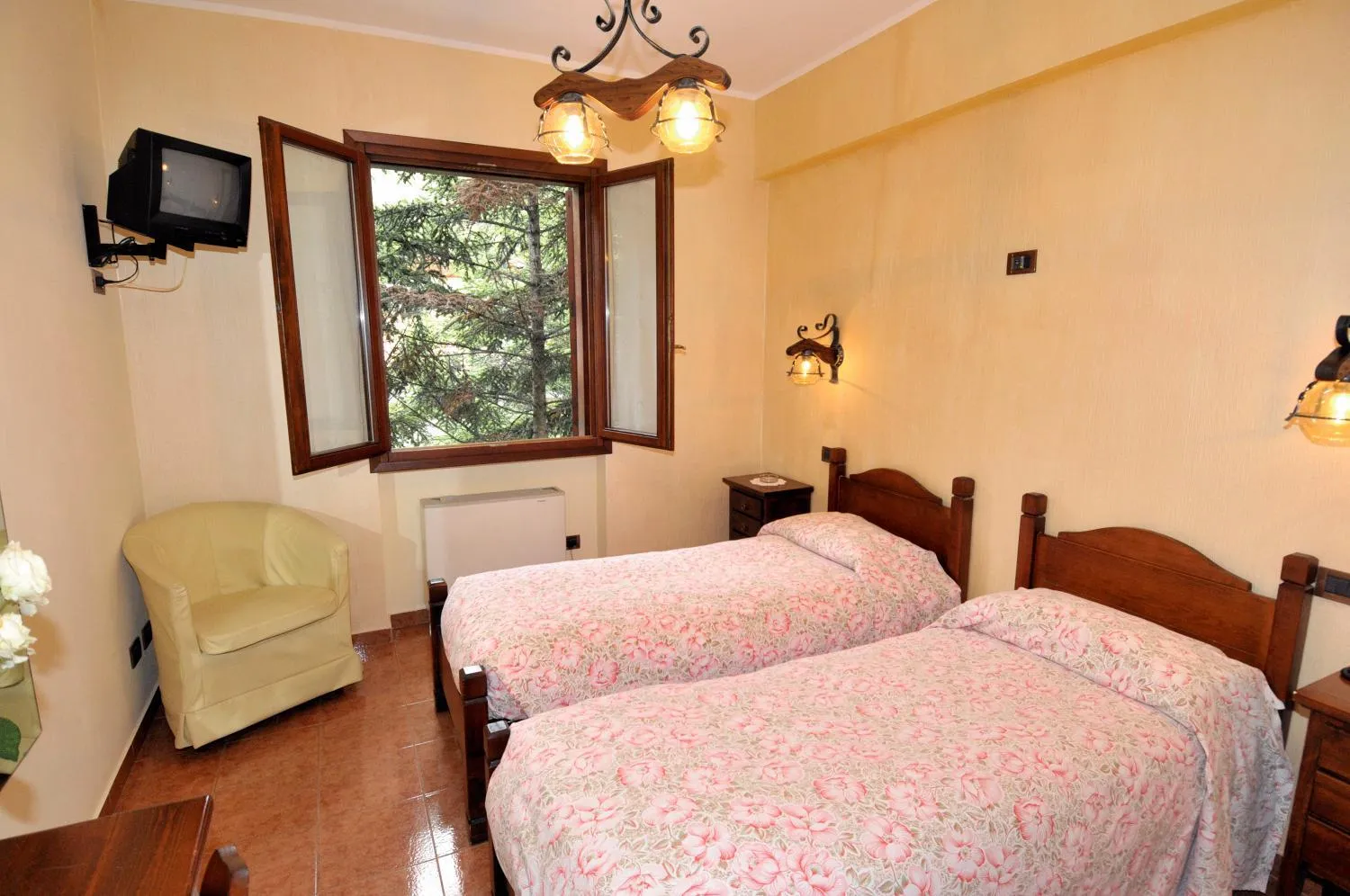 Bedroom, Bed in Hotel Lago Bin