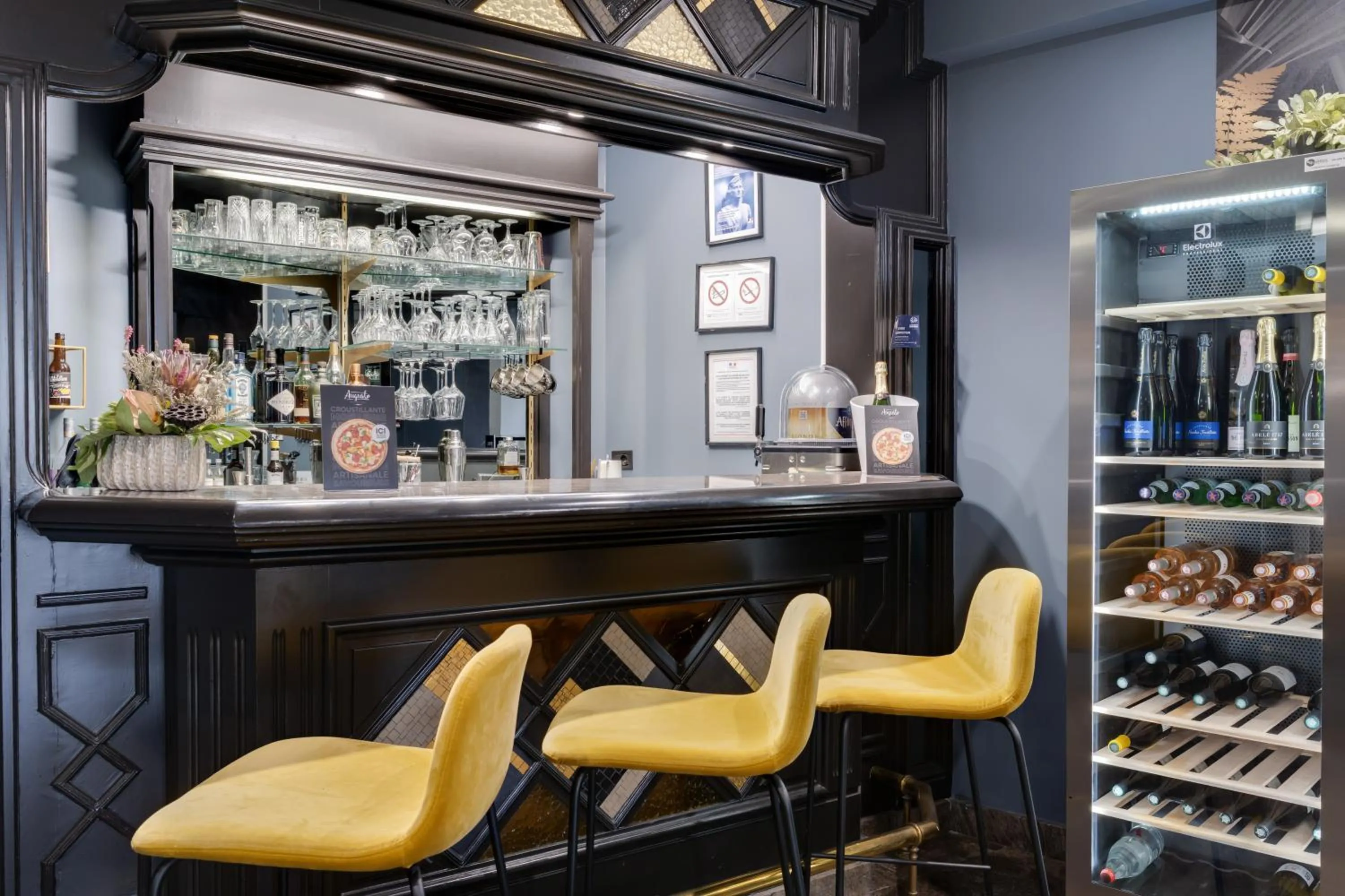 Lounge or bar in Best Western Plus Le Picardy