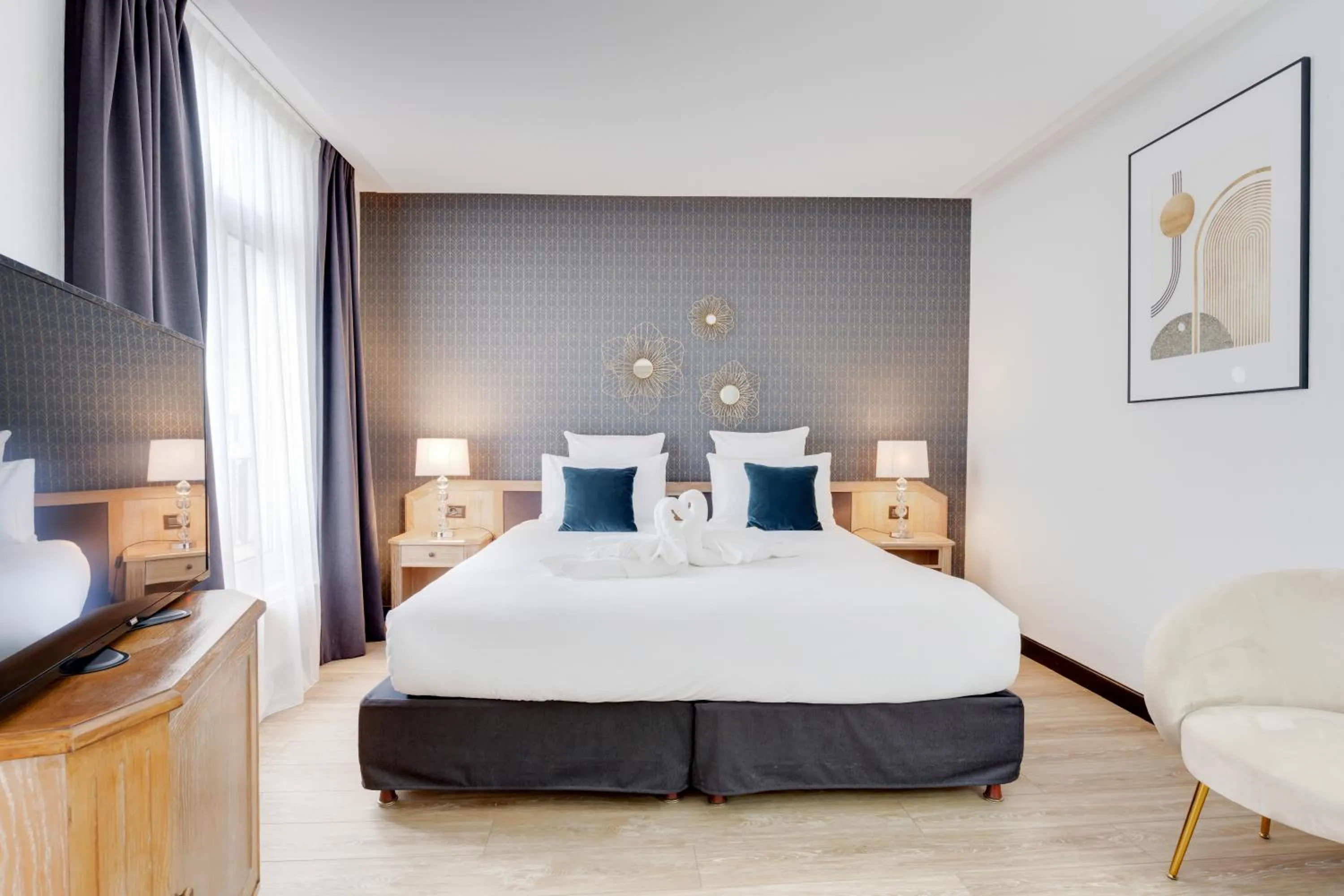 TV and multimedia, Bed in Best Western Plus Le Picardy