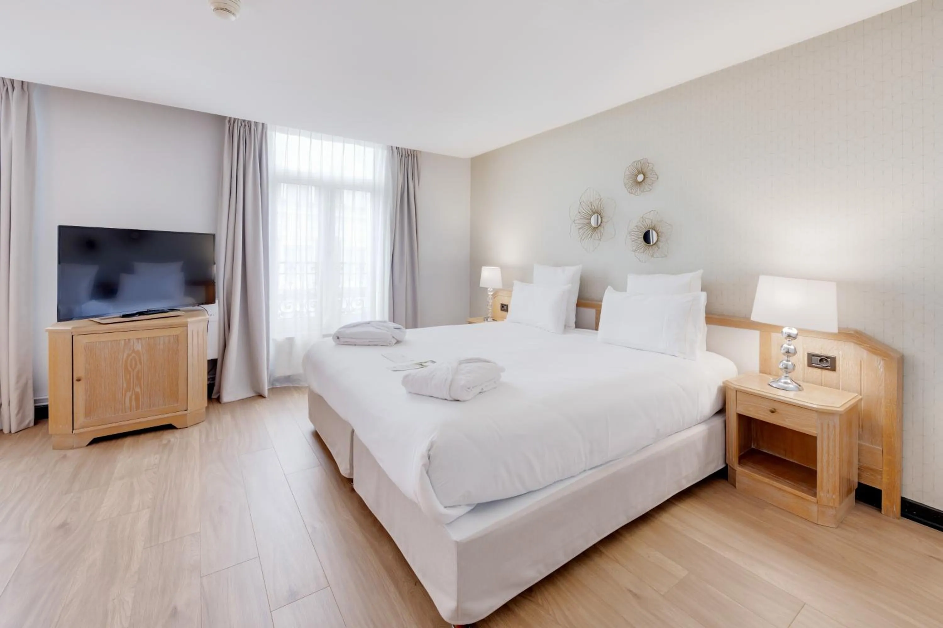 Communal lounge/ TV room, Bed in Best Western Plus Le Picardy