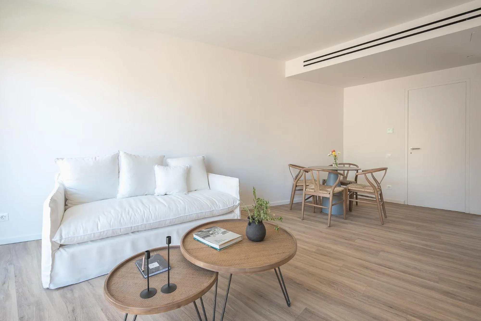 Photo of the whole room in Ceramian Athens