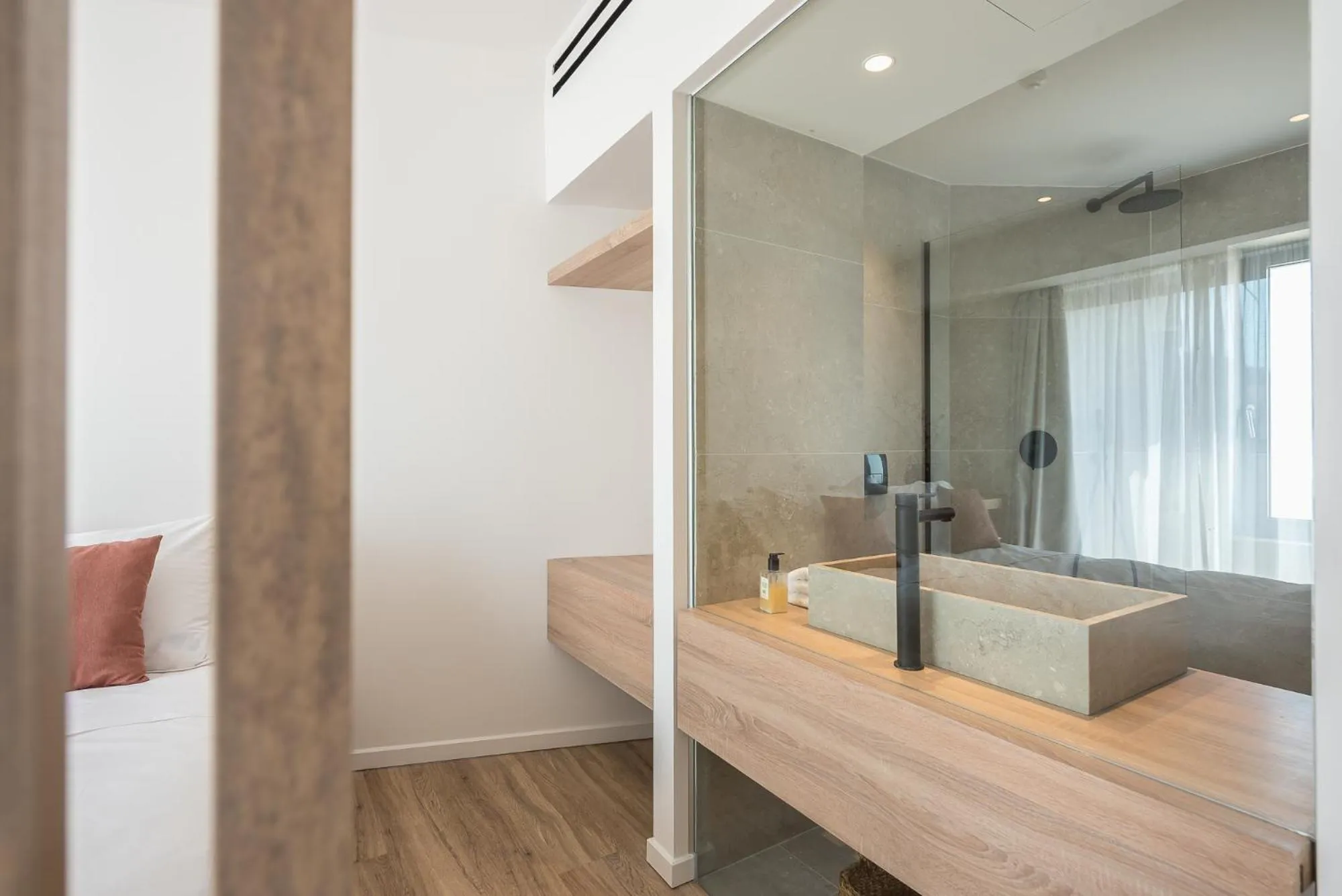 Photo of the whole room in Ceramian Athens