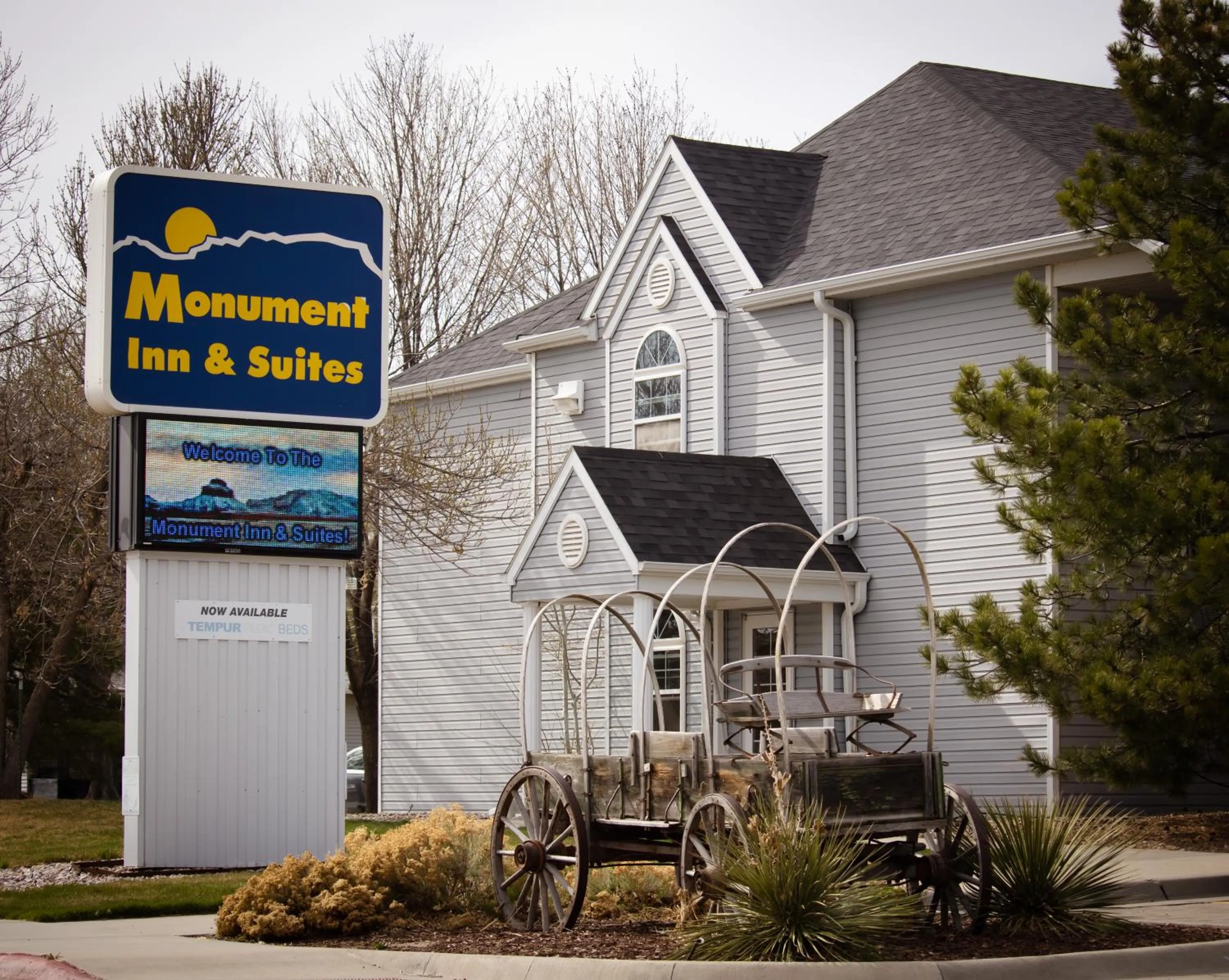 Facade/entrance in Monument Inn & Suites