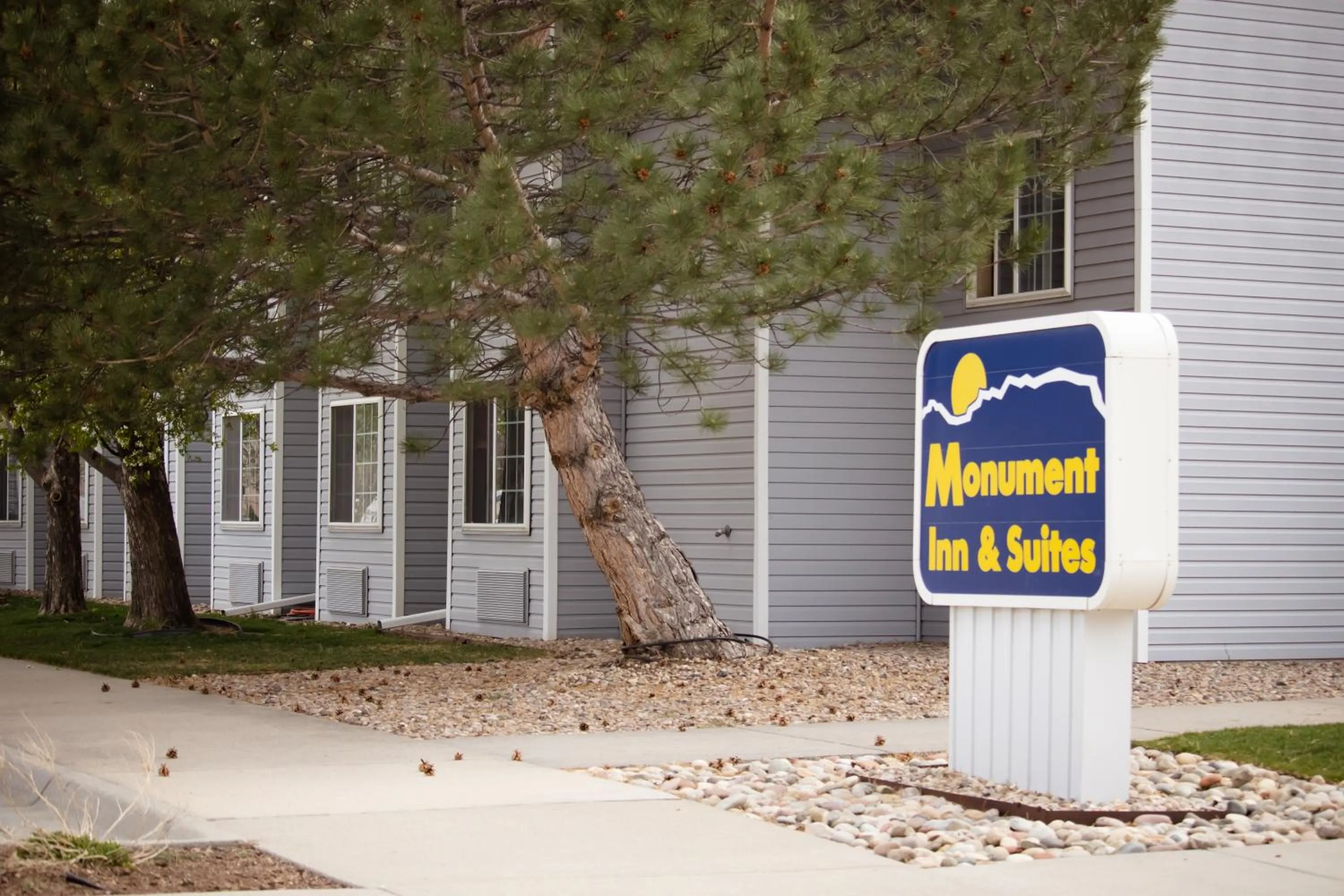 Property building in Monument Inn & Suites