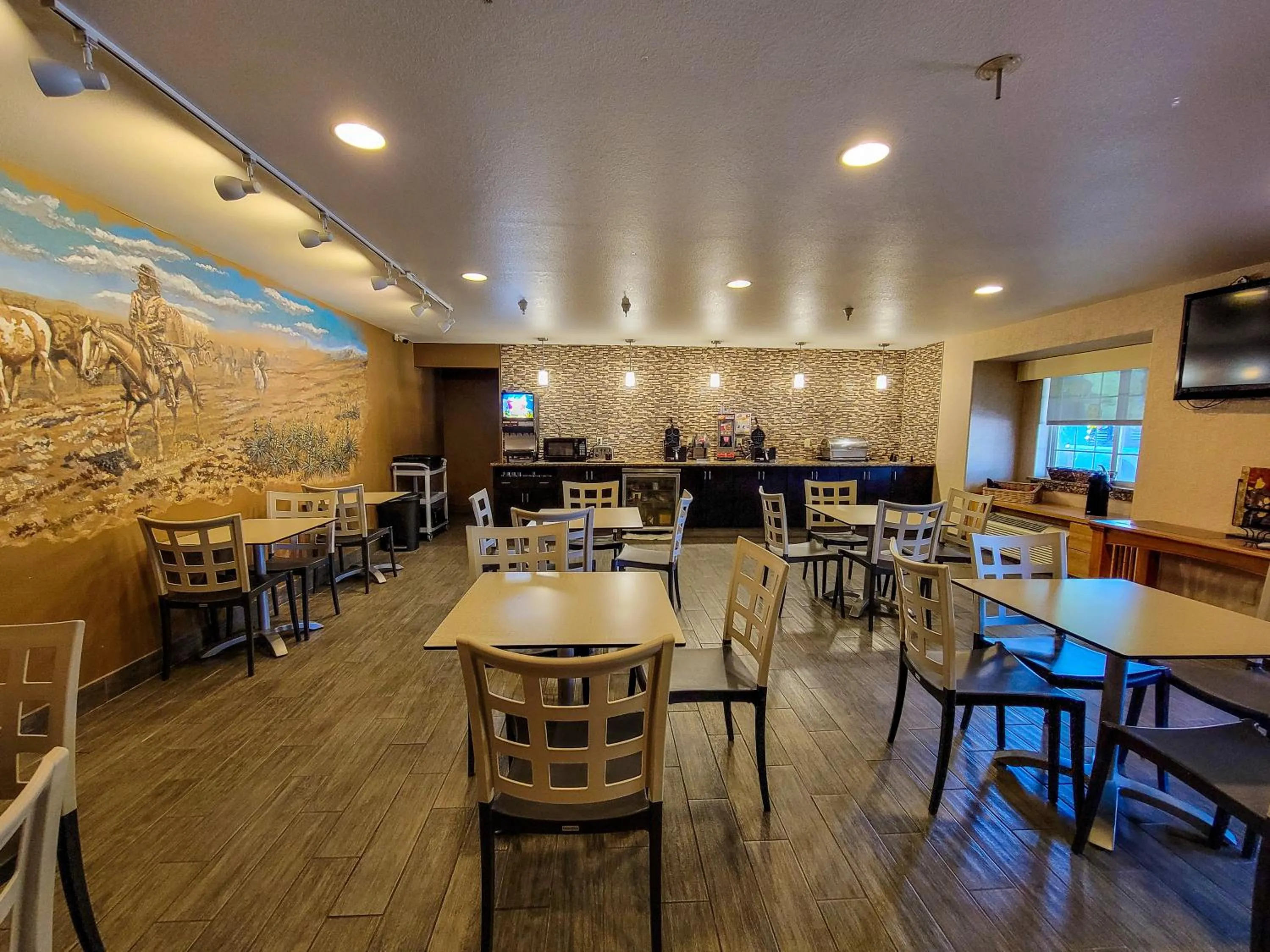 Breakfast in Monument Inn & Suites