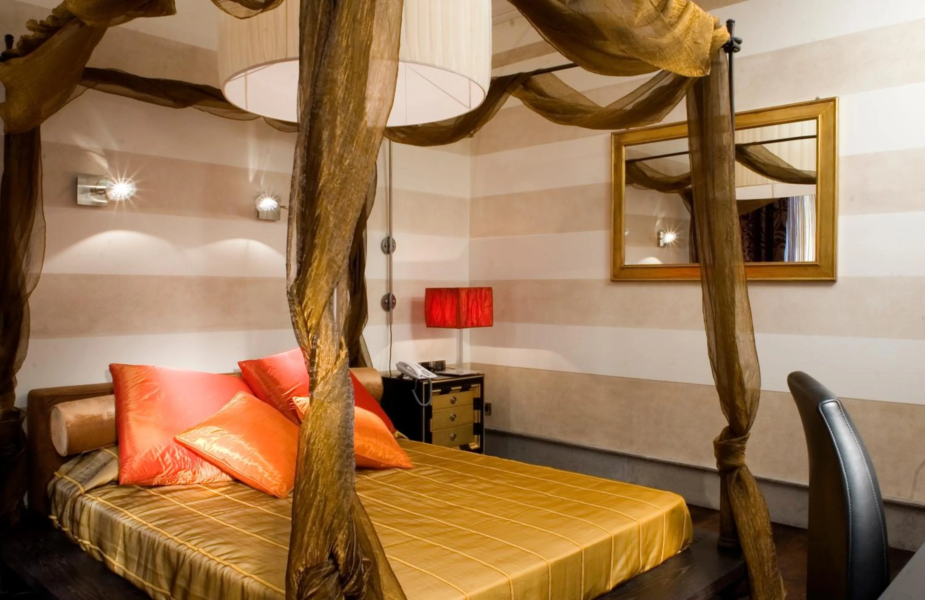 Bed in The Inn at the Roman Forum Luxury Collection - The Inn At The Roman Forum