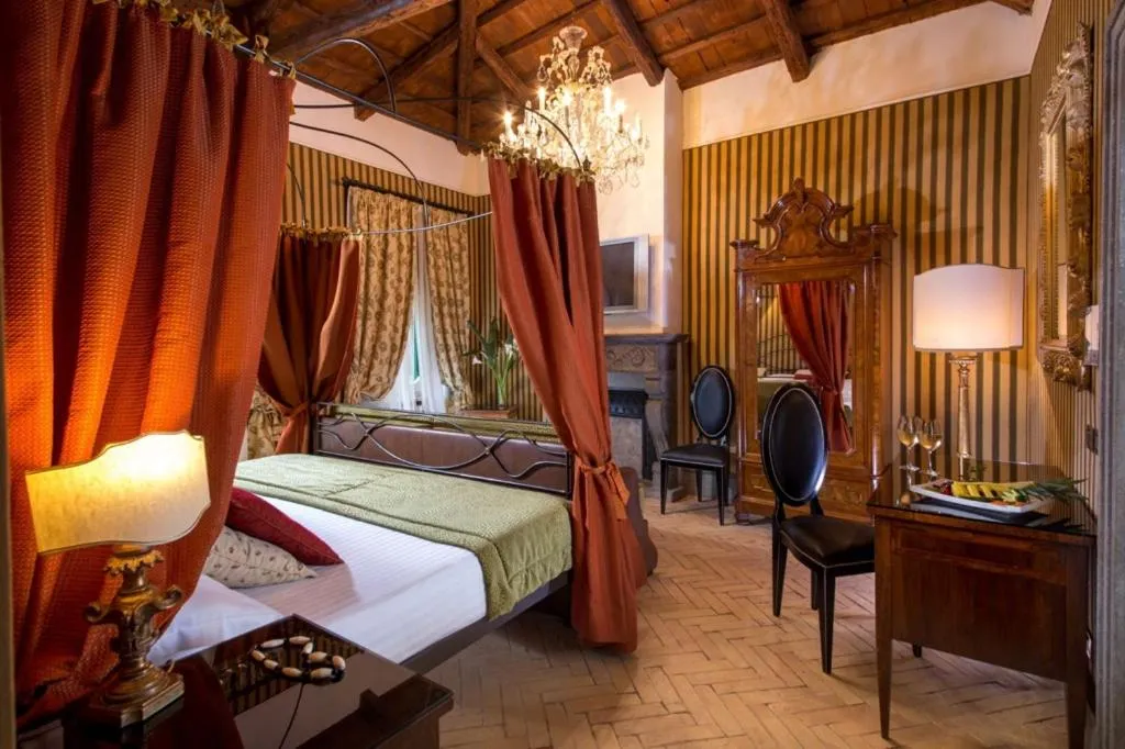 Bed in The Inn at the Roman Forum Luxury Collection - The Inn At The Roman Forum