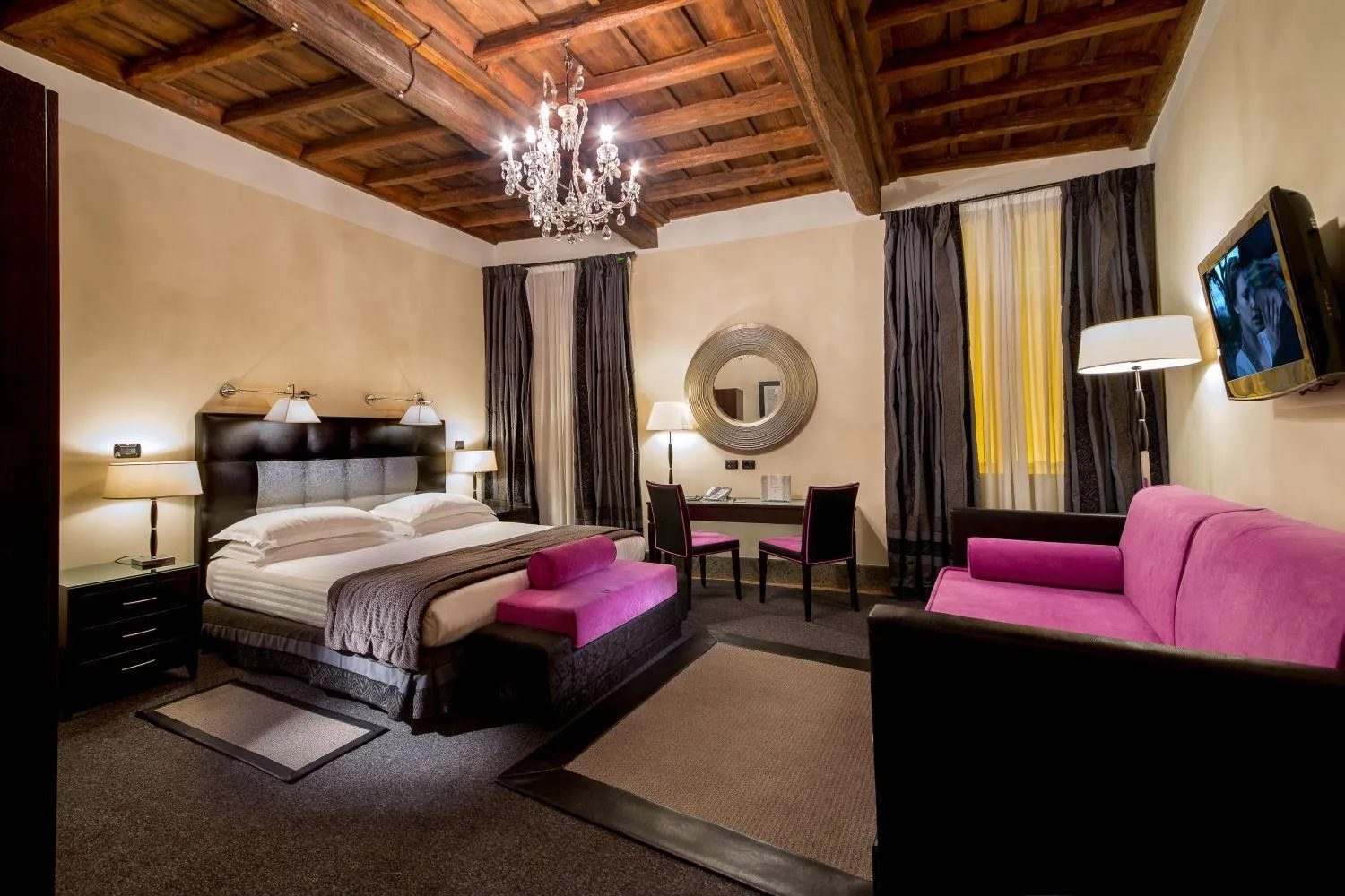 Bed in The Inn at the Roman Forum Luxury Collection - The Inn At The Roman Forum