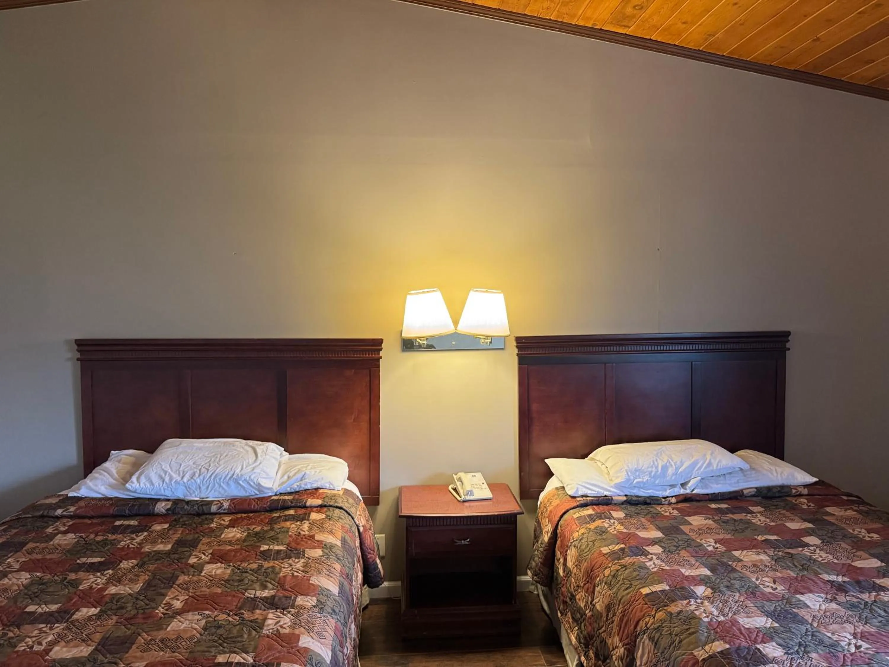 Bed in Town & Country Motel