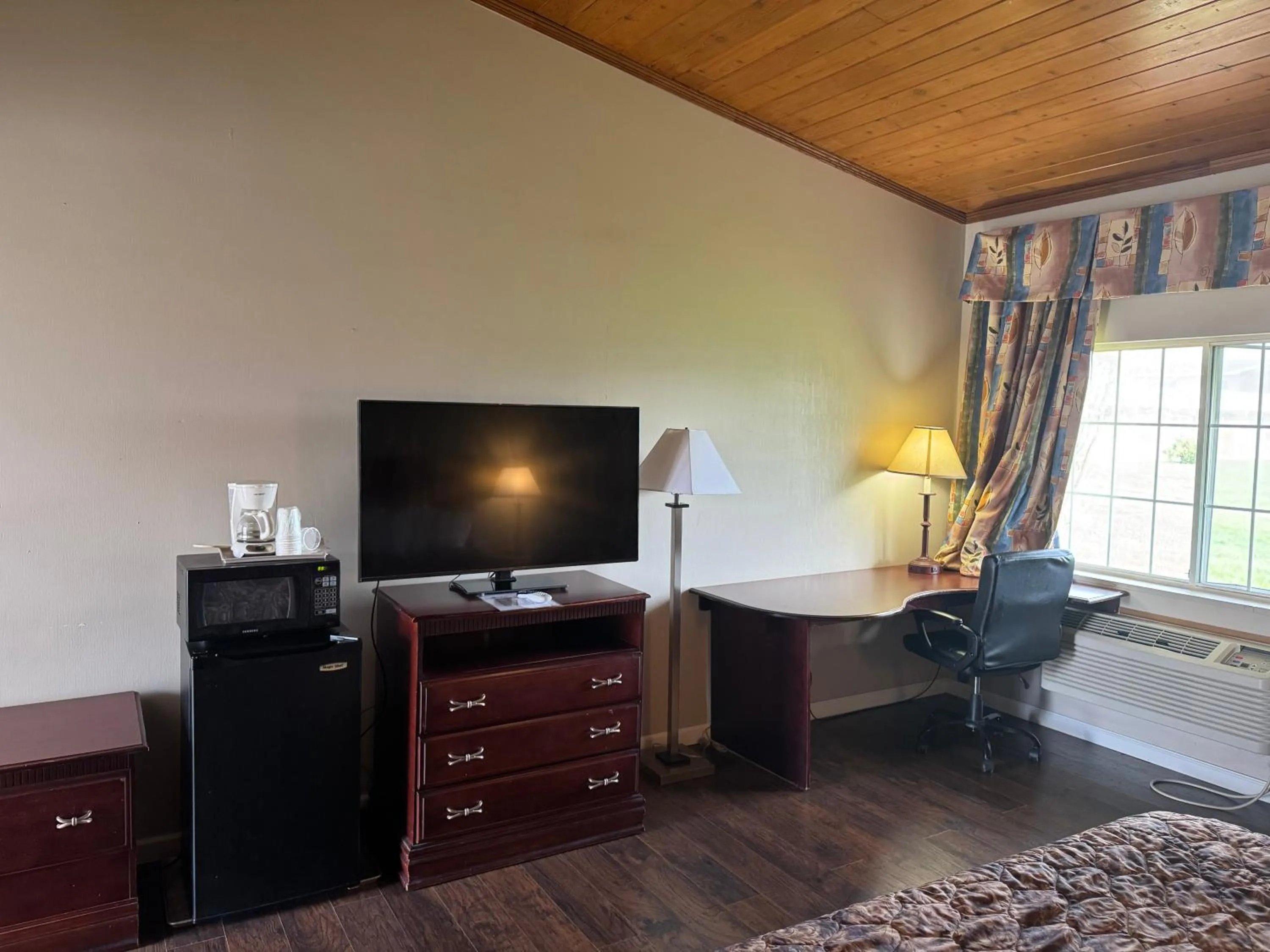 TV and multimedia, Bed in Town & Country Motel