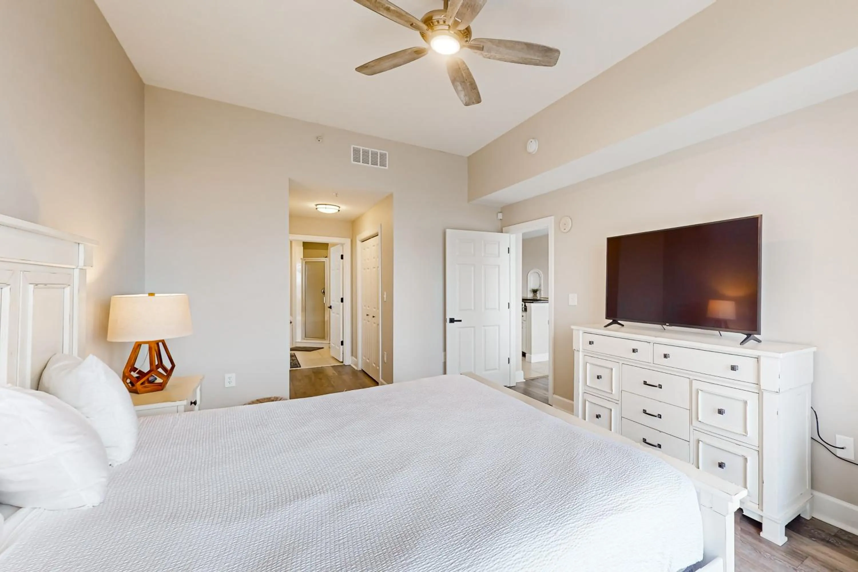 Bed in Sunrise Beach Resort V