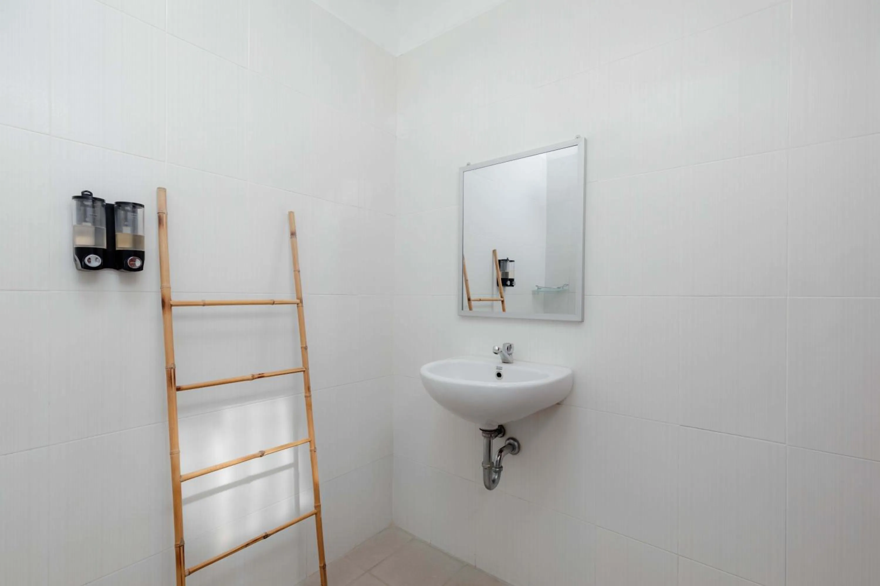 Toilet in Carik Bali Guest House Canggu