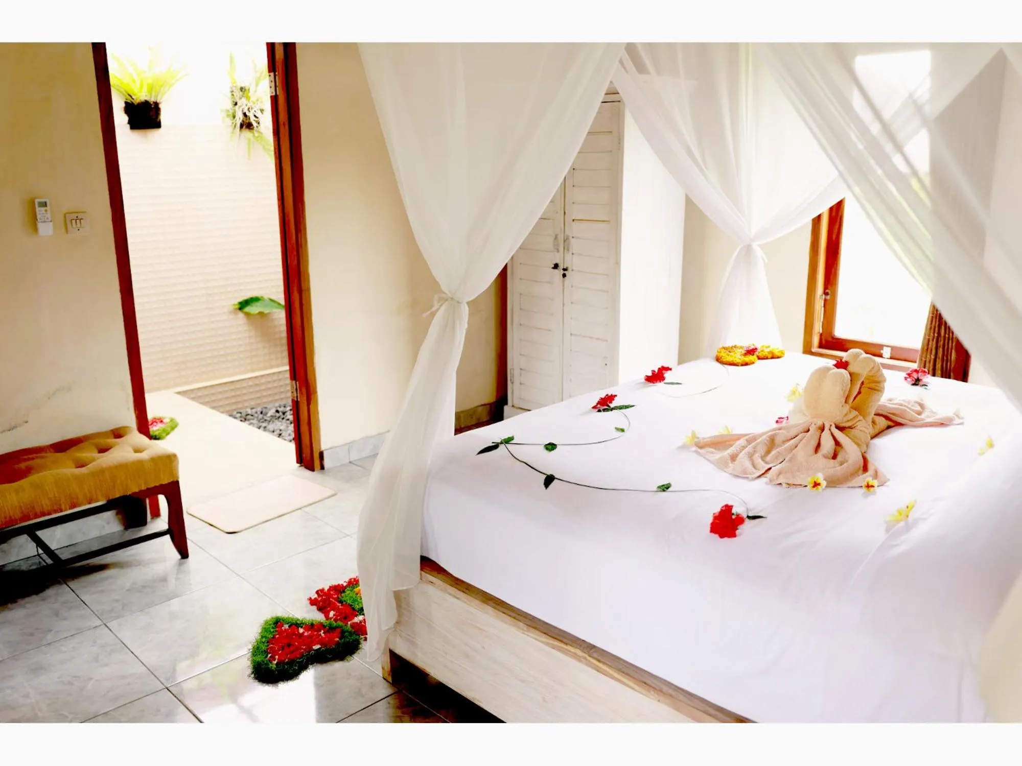 Photo of the whole room, Bed in Gongwi Cottages Sidemen