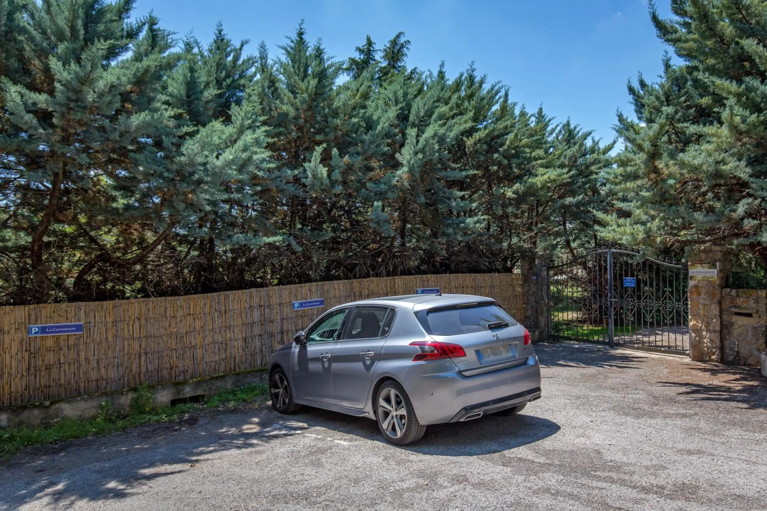 Parking in La Connexion, Gay Men Only