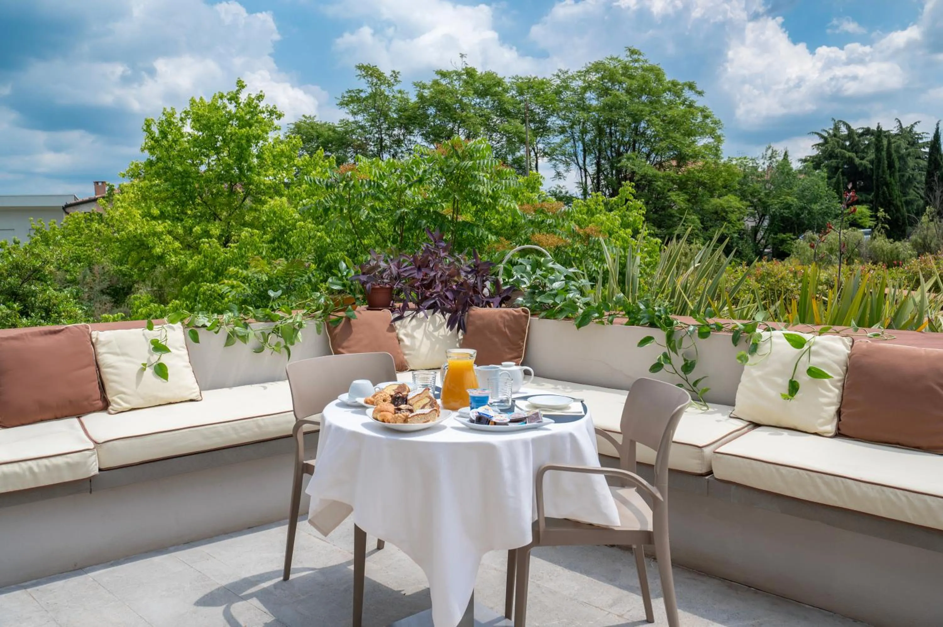 Restaurant/places to eat in Hotel Carlton