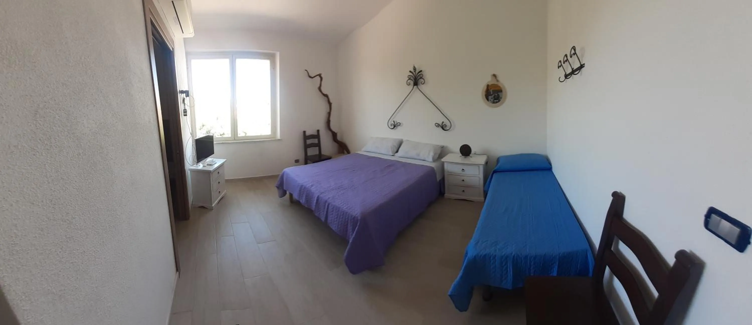 Photo of the whole room, Bed in bed and breakfast Murales Orgosolo