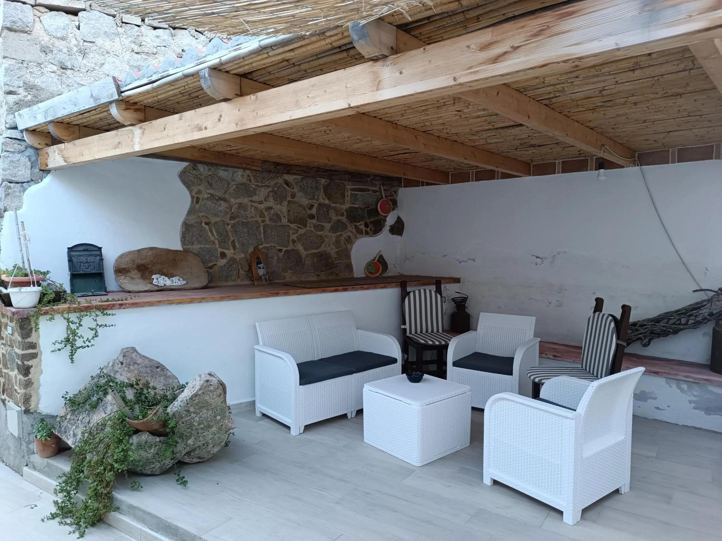Patio in bed and breakfast Murales Orgosolo