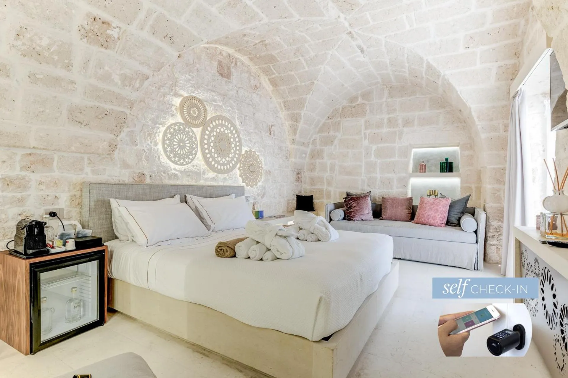 Bed in Vico Bianco Raro Smart Rooms Collection