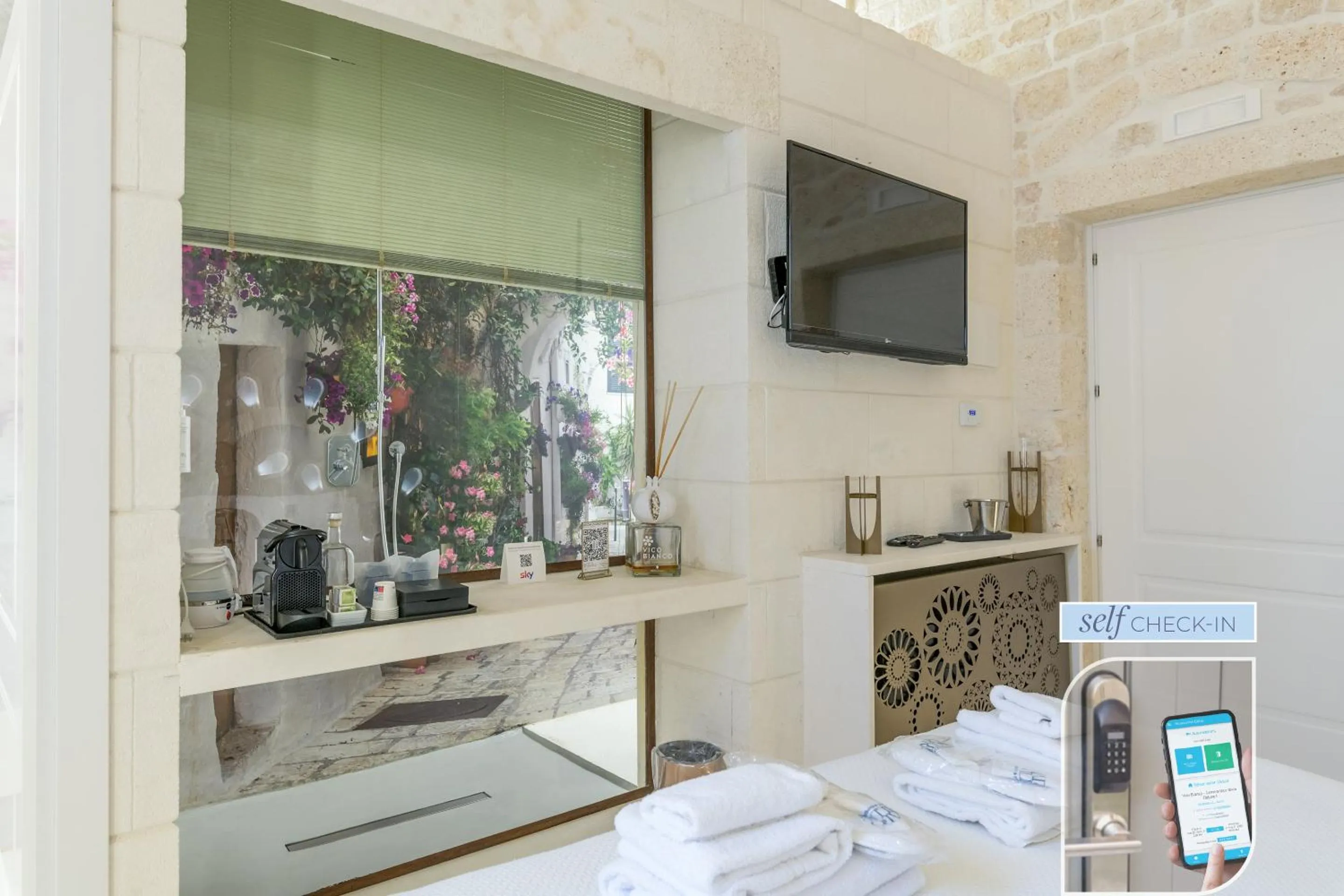 Bathroom in Vico Bianco Raro Smart Rooms Collection