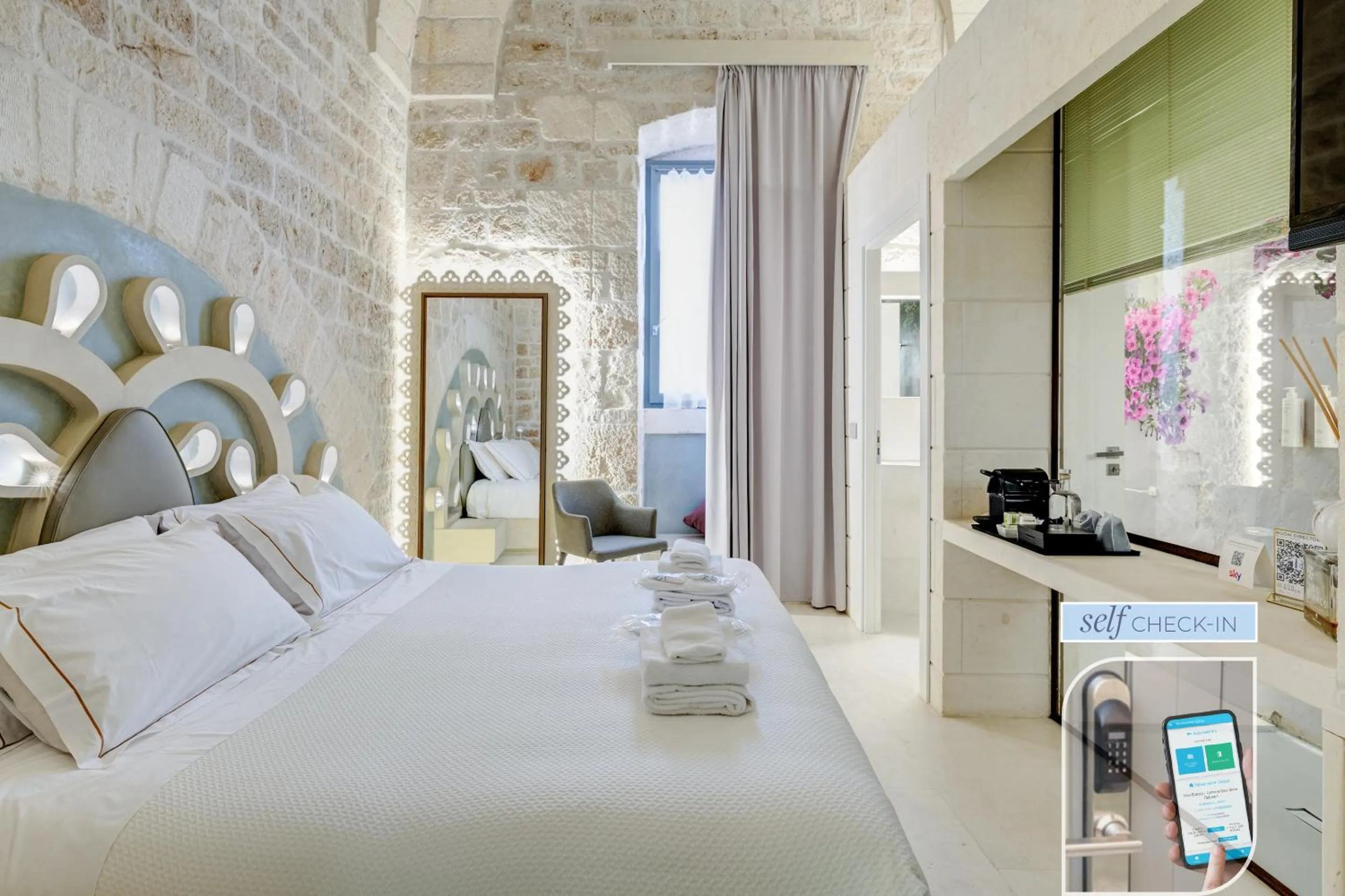 Bed in Vico Bianco Raro Smart Rooms Collection