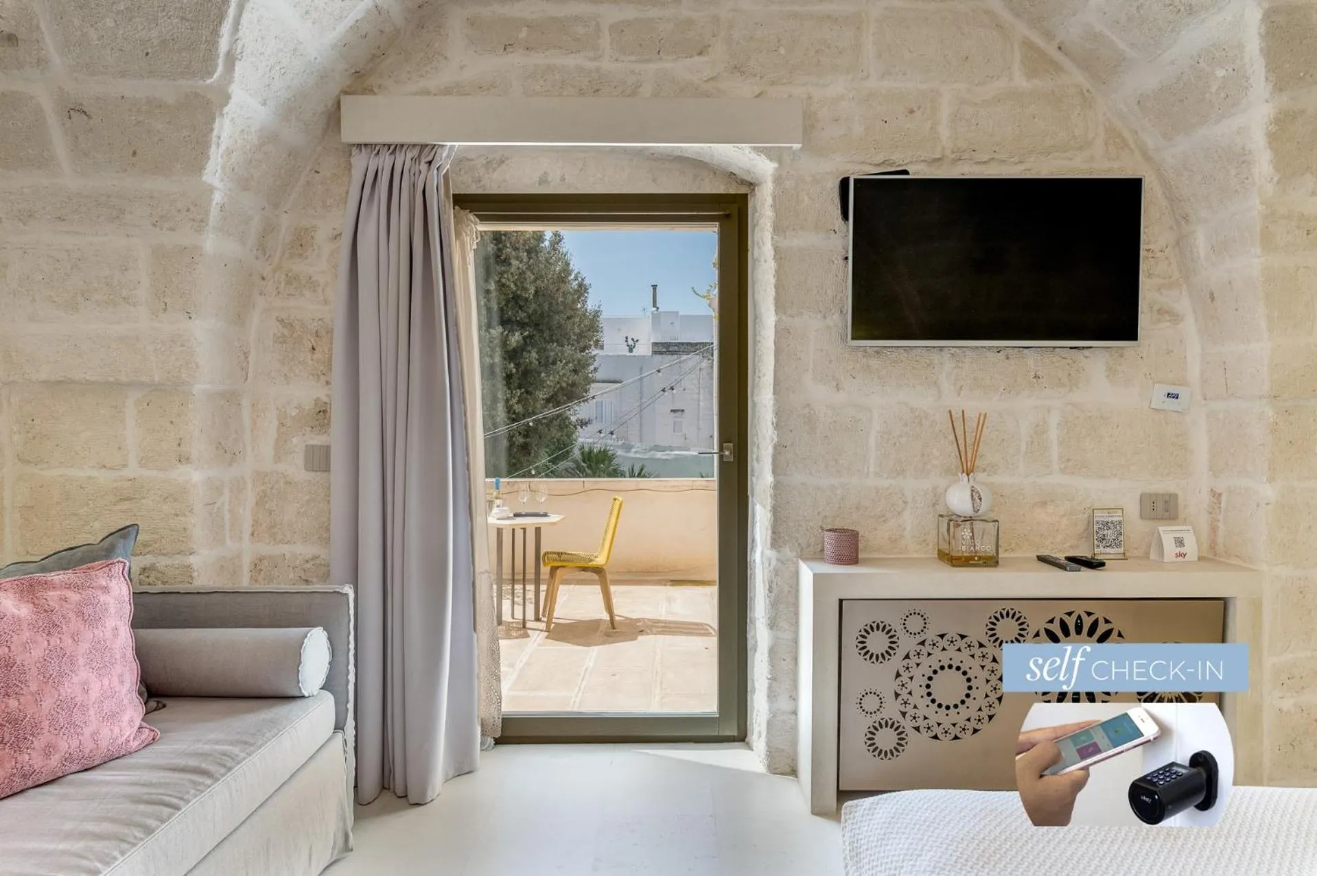 TV and multimedia in Vico Bianco Raro Smart Rooms Collection