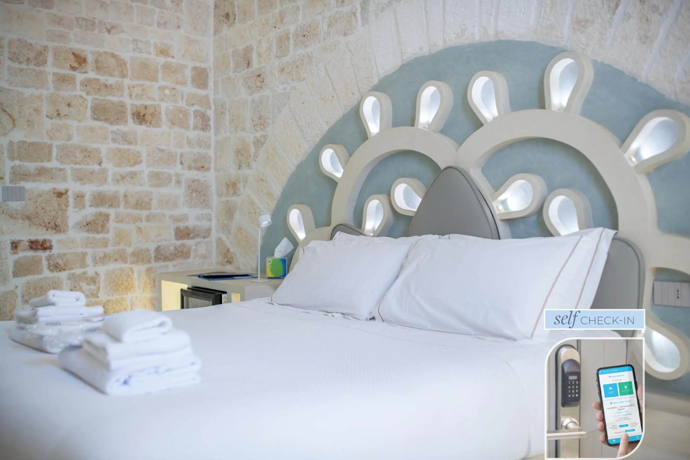 Bed in Vico Bianco Raro Smart Rooms Collection