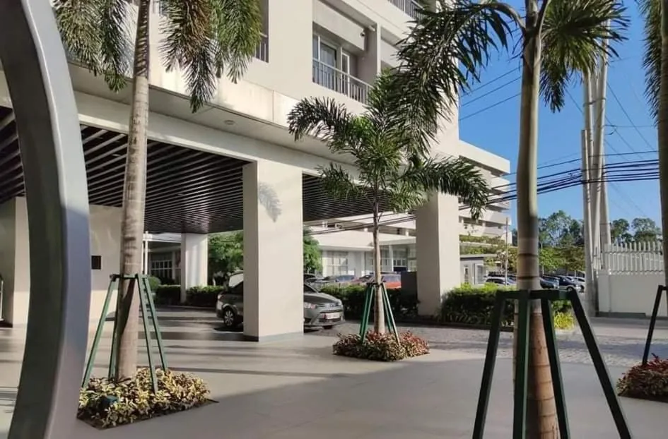 Facade/entrance in Apad@graceresidences nr BGC