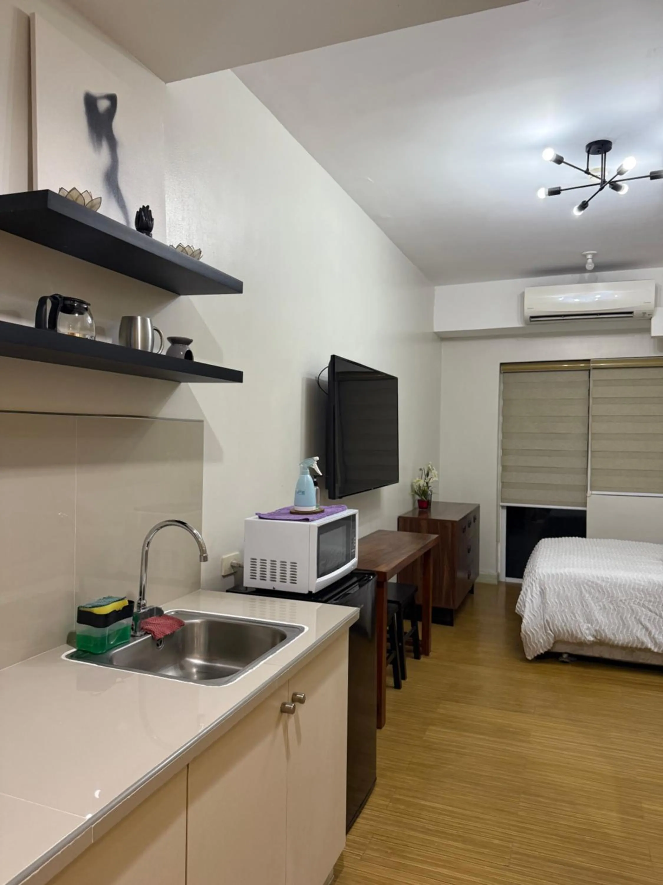 Bed in Apad@graceresidences nr BGC