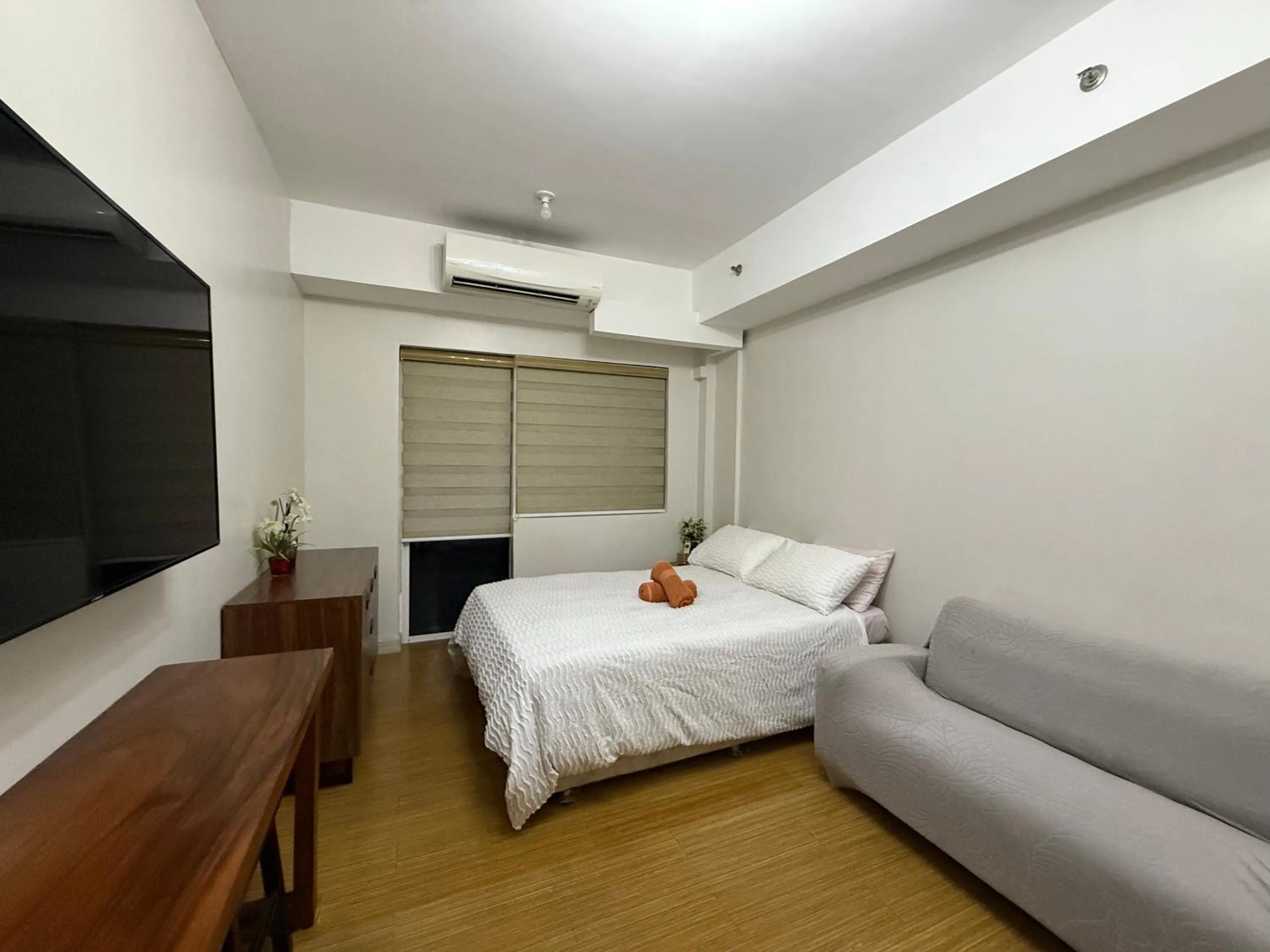Bed in Apad@graceresidences nr BGC