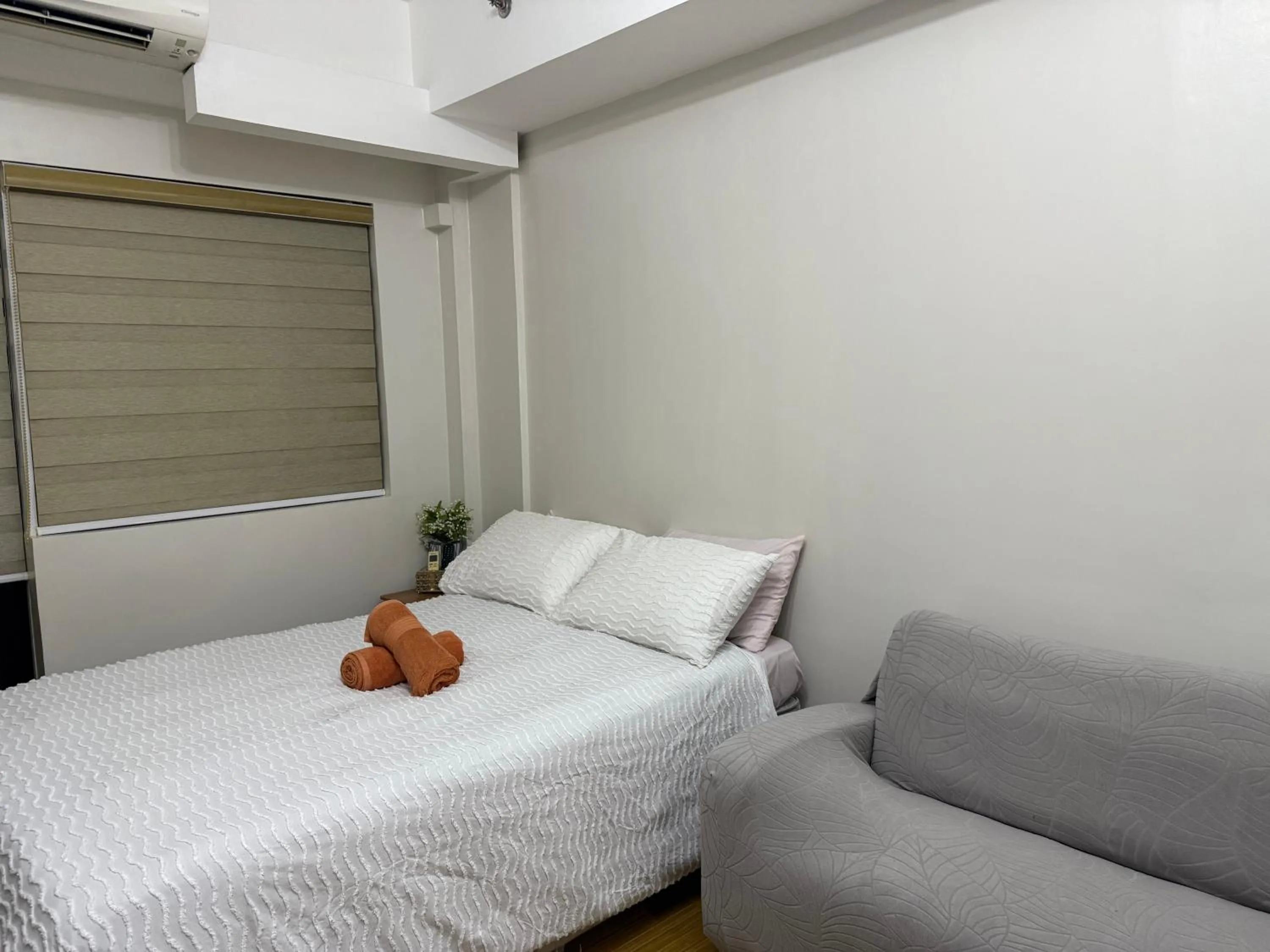 Bed in Apad@graceresidences nr BGC