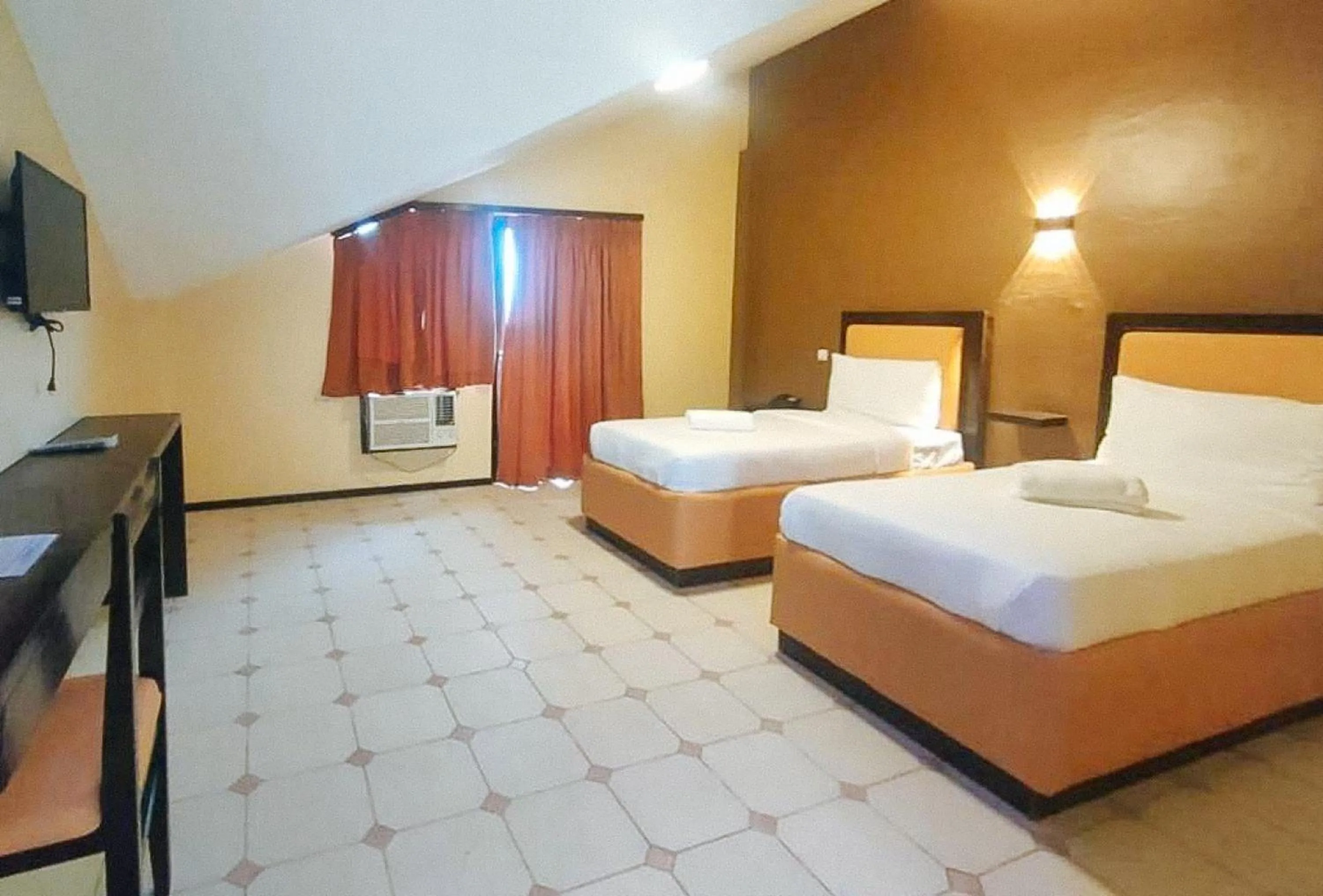 Bed in RedDoorz at Carlton-Martin Hotel Masbate City