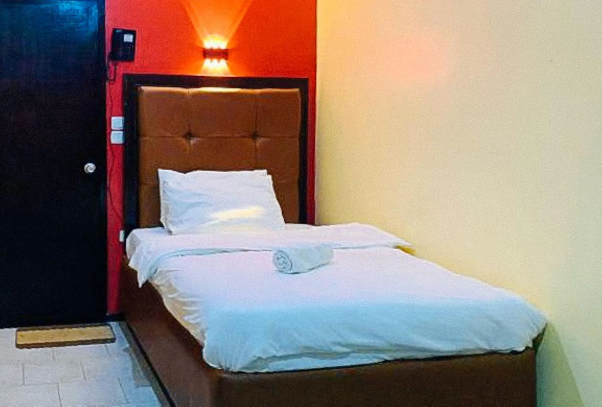 Bed in RedDoorz at Carlton-Martin Hotel Masbate City