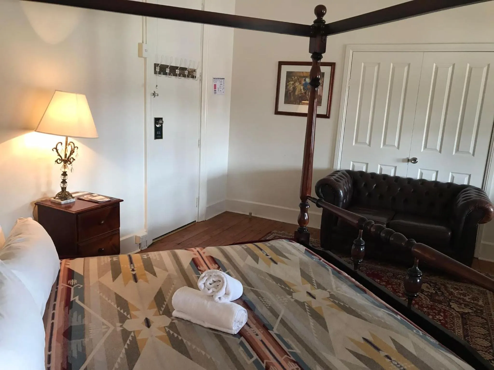 Seating area, Bed in Royal Hotel Mandurama