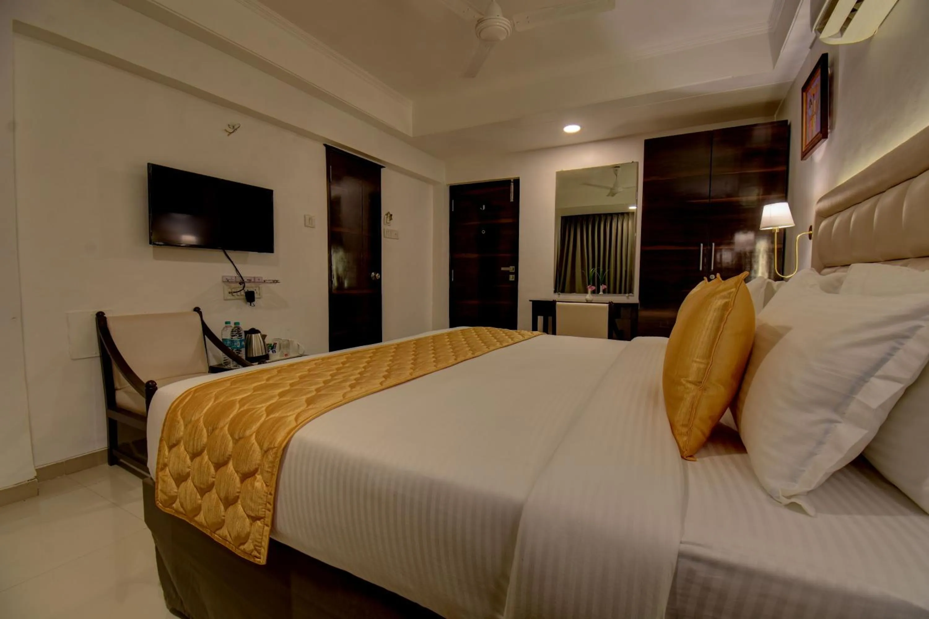 Photo of the whole room, Bed in Elite Hotel