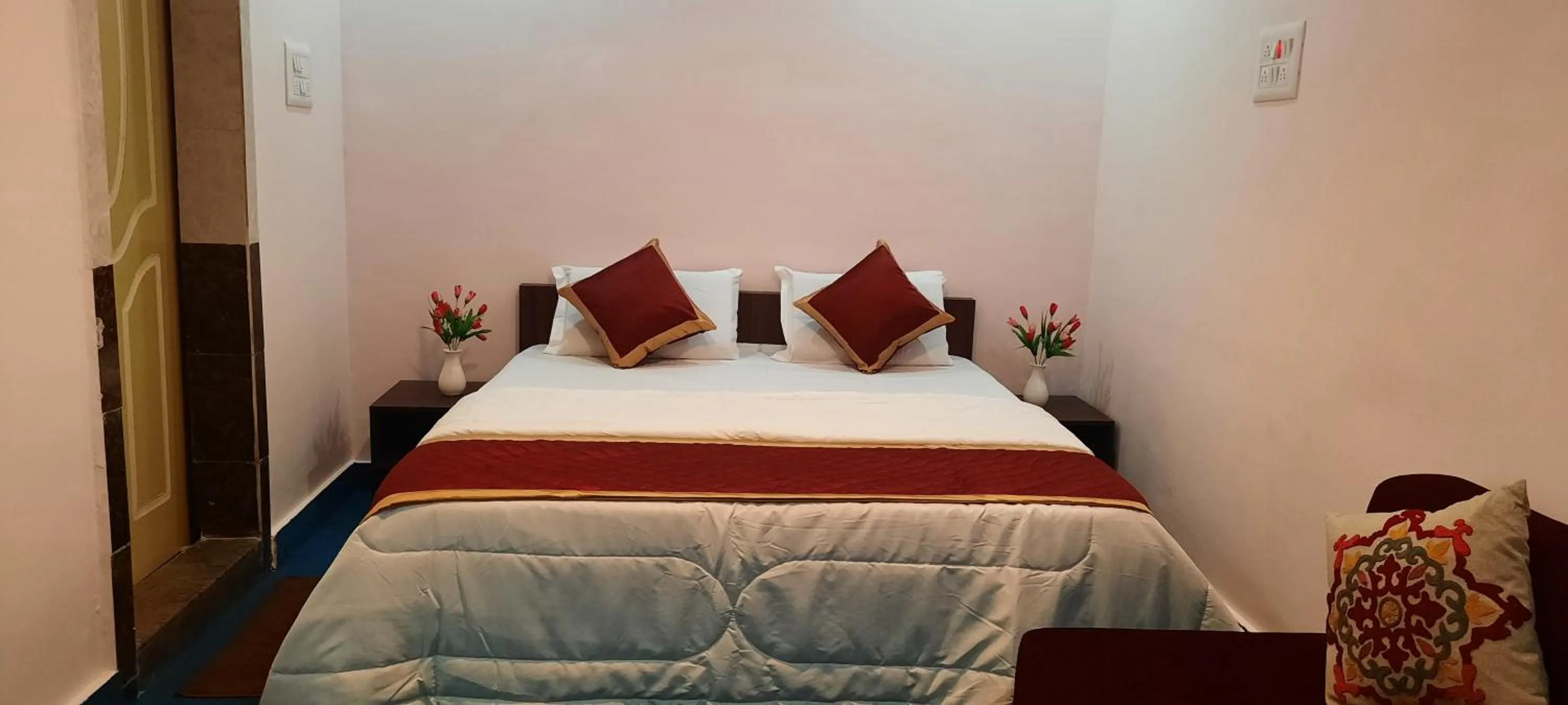 Photo of the whole room, Bed in B R Inn