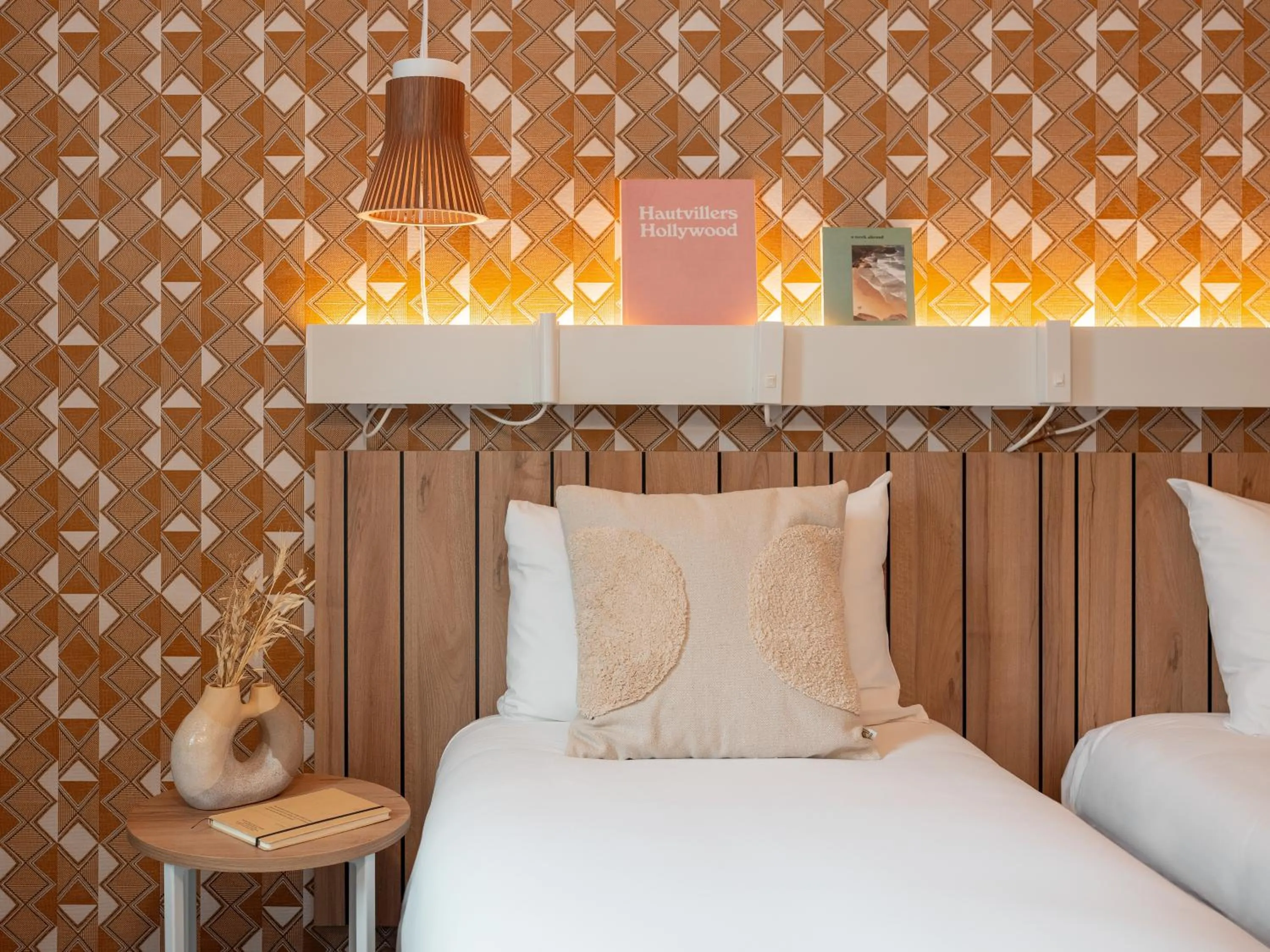 Bed in Ibis Paris Gare Montparnasse Catalogne