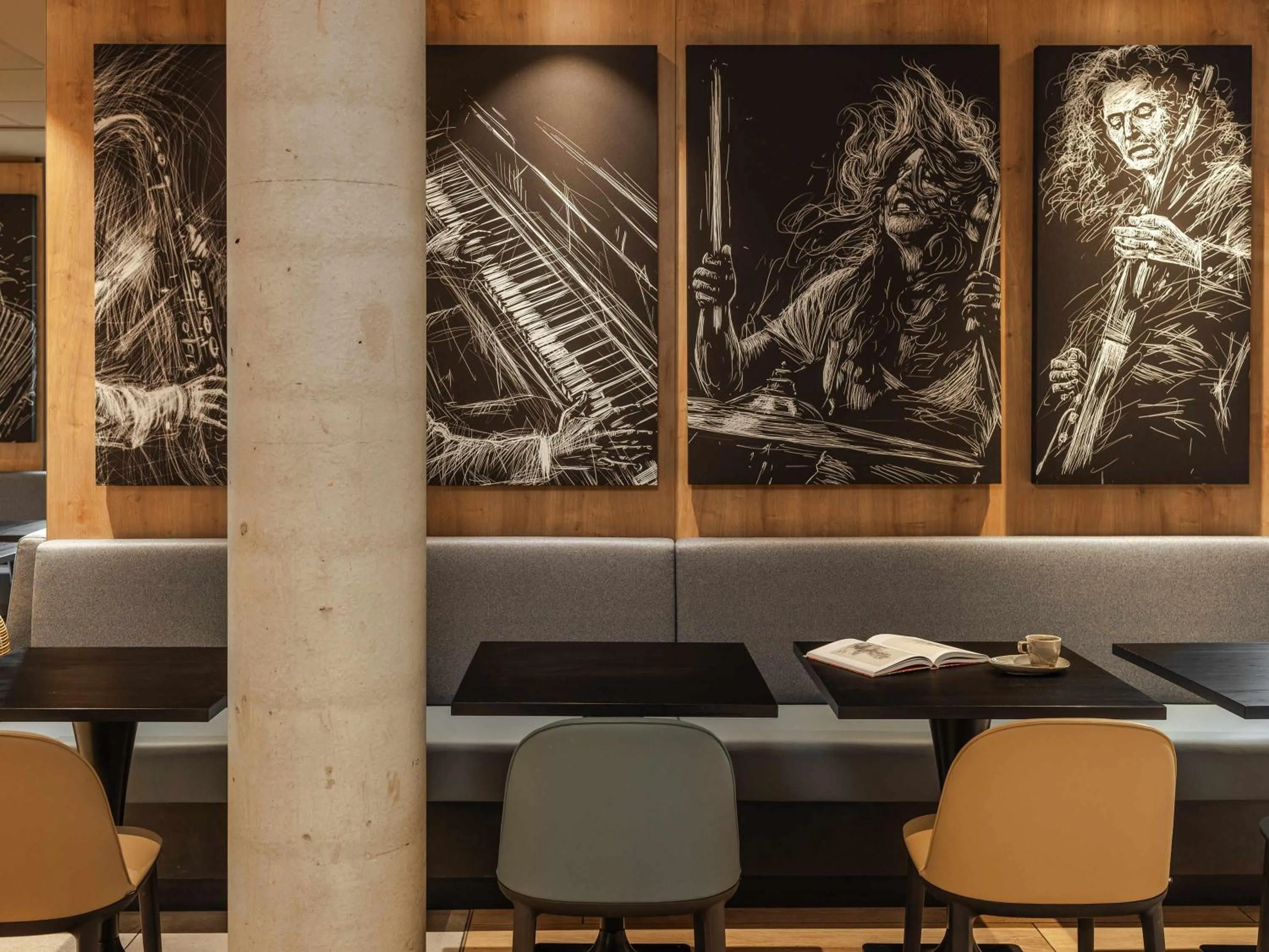 Lounge or bar in Ibis Paris Gare Montparnasse Catalogne