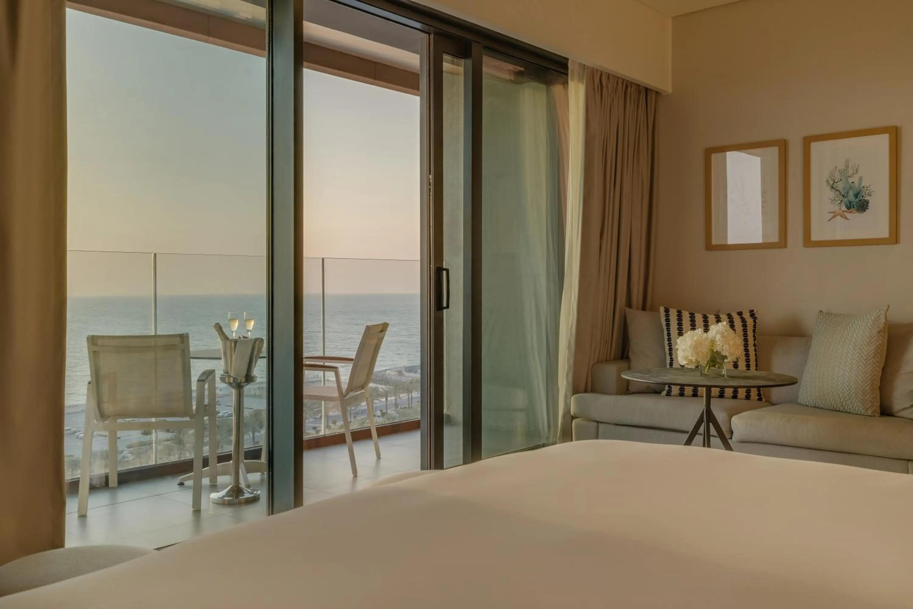 Balcony/Terrace, Bed in Mövenpick Resort Al Marjan Island