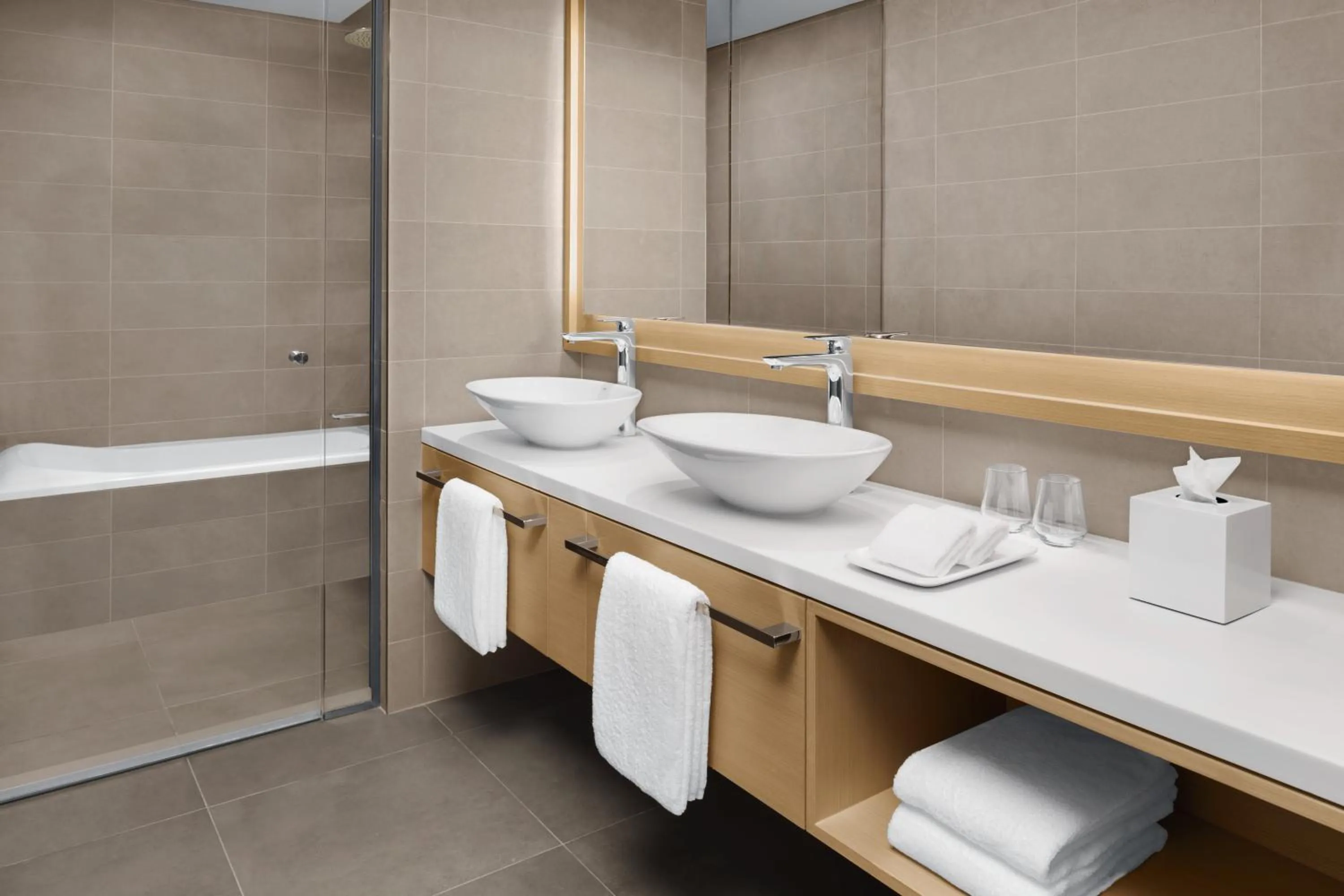 Shower in Mövenpick Resort Al Marjan Island