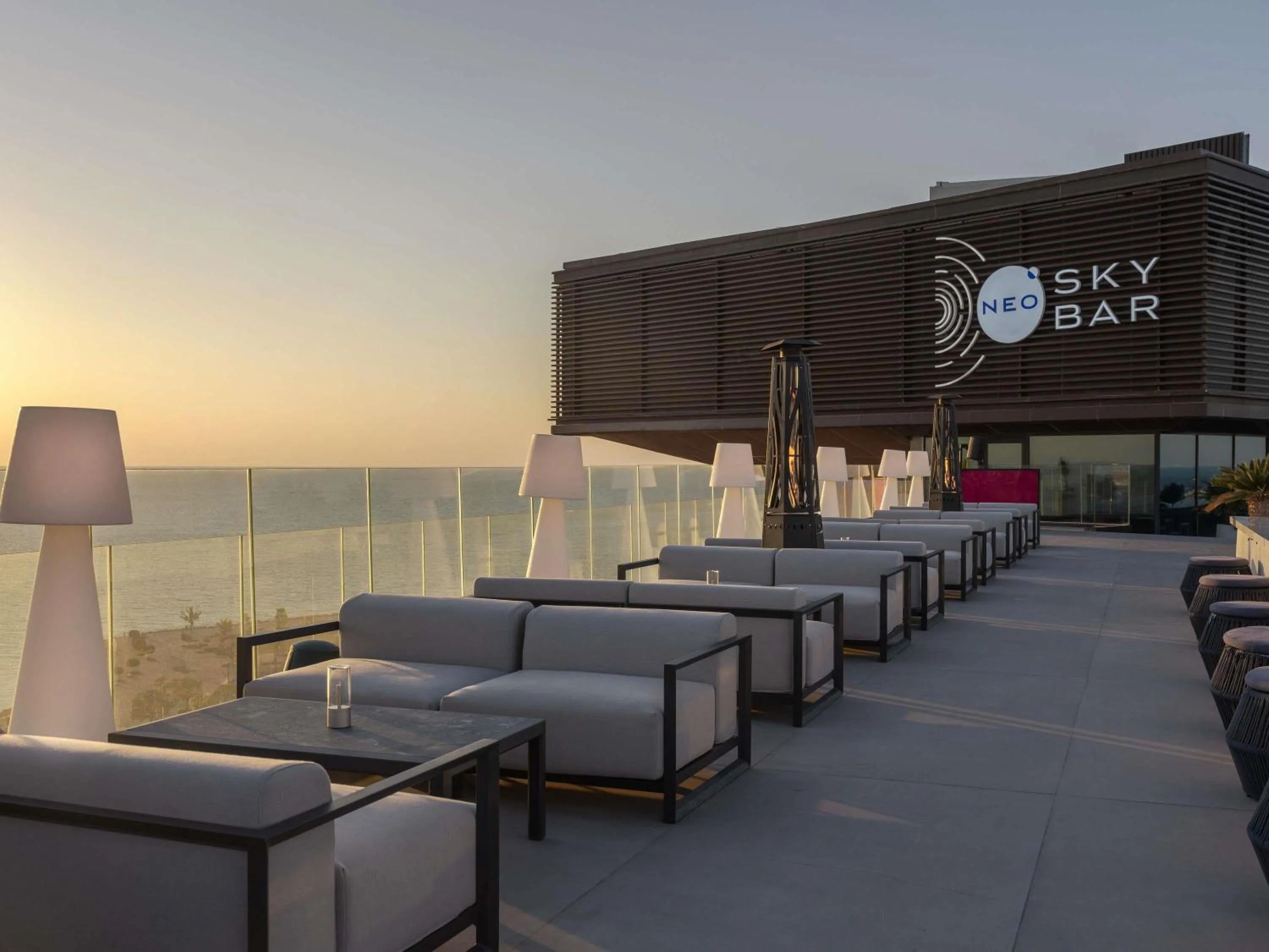 Lounge or bar in Mövenpick Resort Al Marjan Island