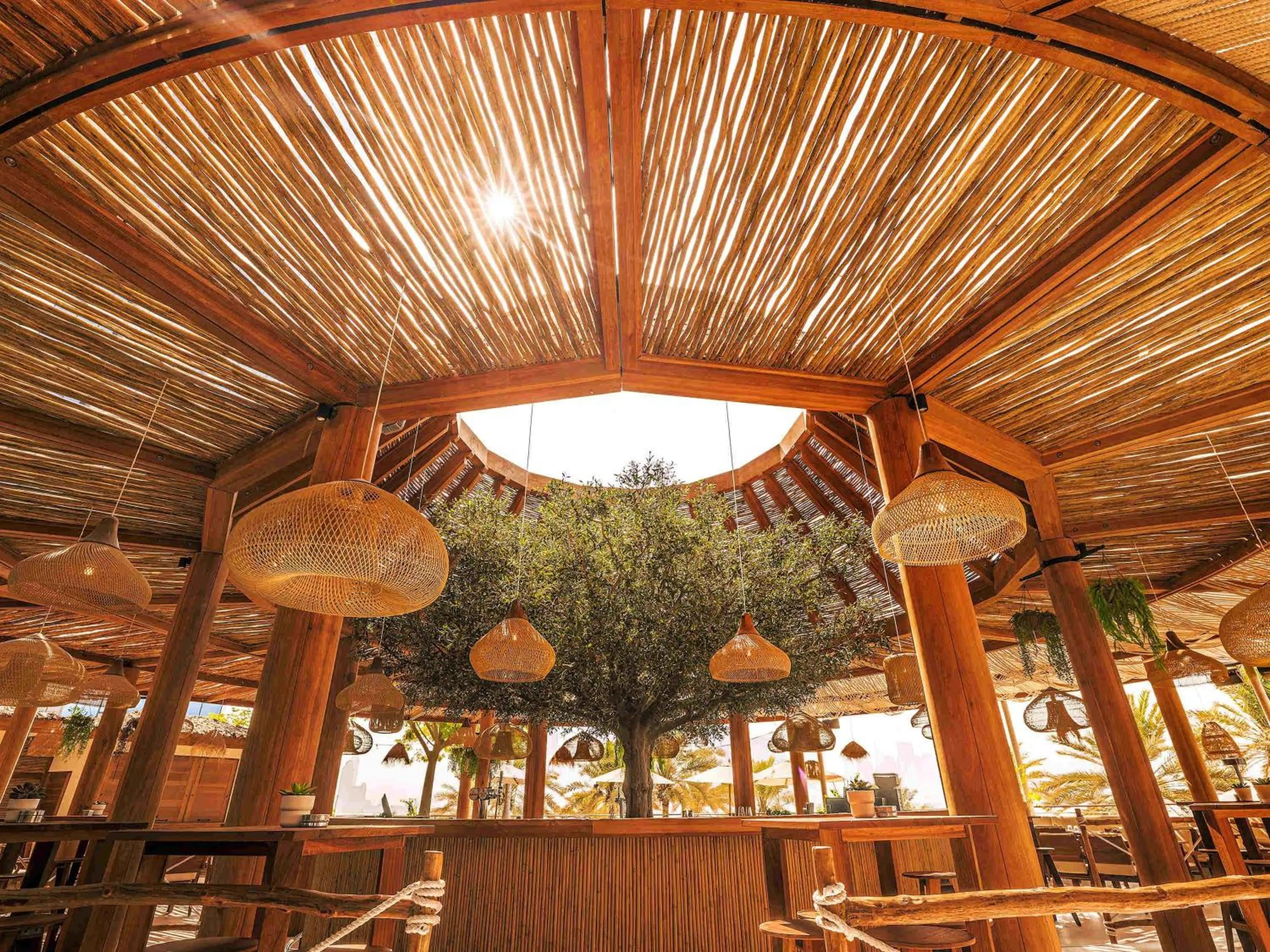 Lounge or bar in Mövenpick Resort Al Marjan Island