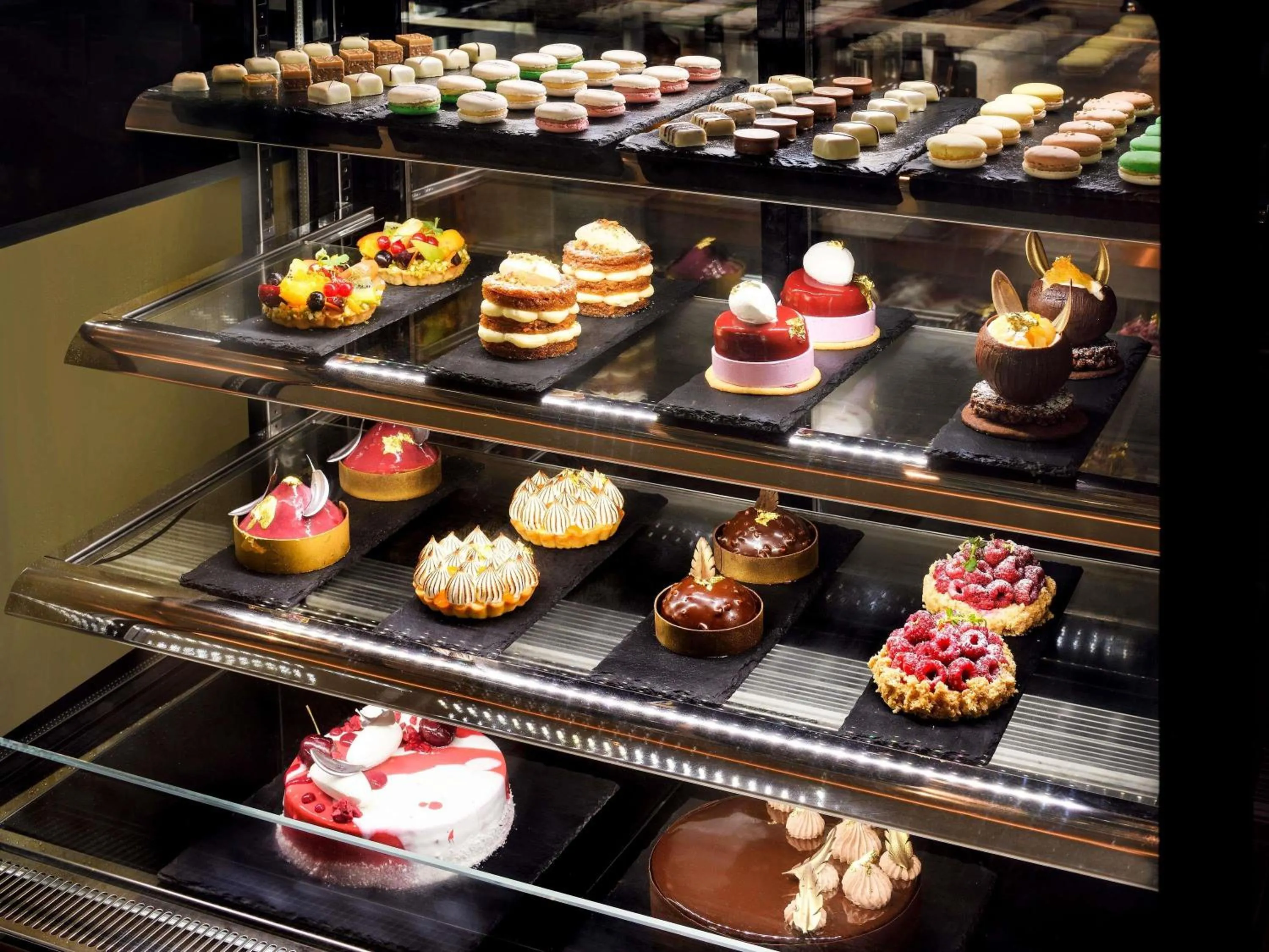 Lounge or bar in Mövenpick Resort Al Marjan Island