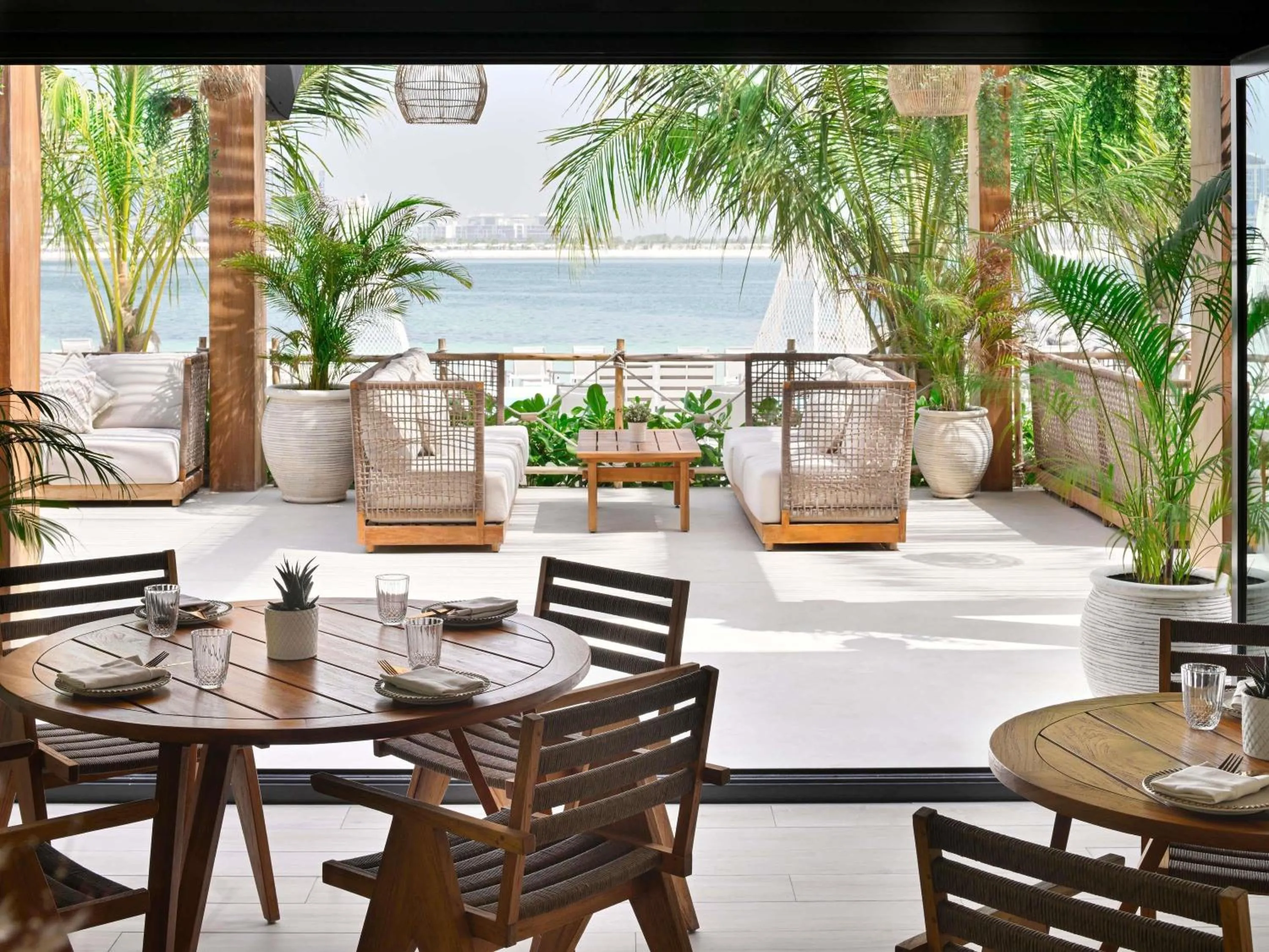 Lounge or bar in Mövenpick Resort Al Marjan Island