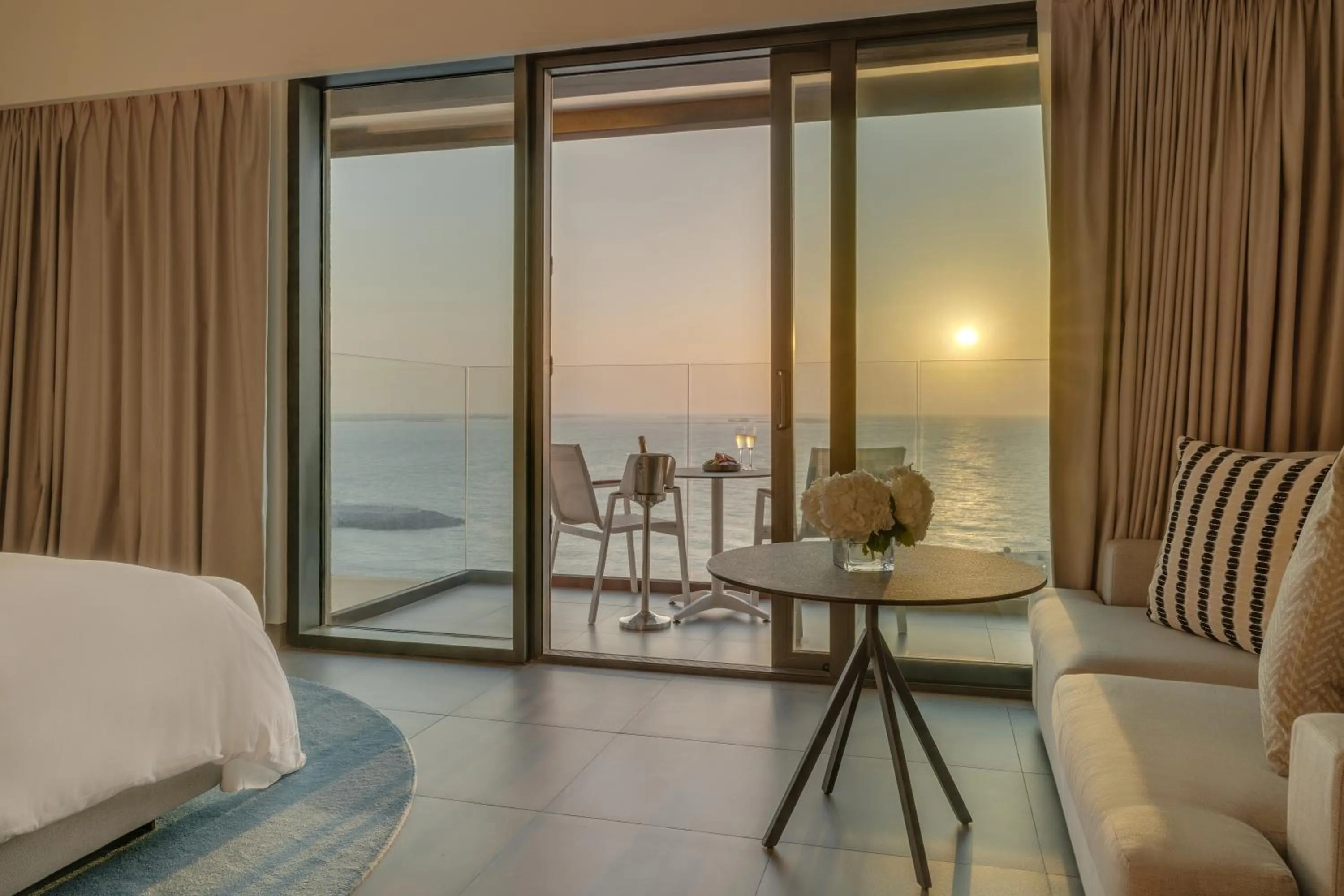 Seating area, Bed in Mövenpick Resort Al Marjan Island