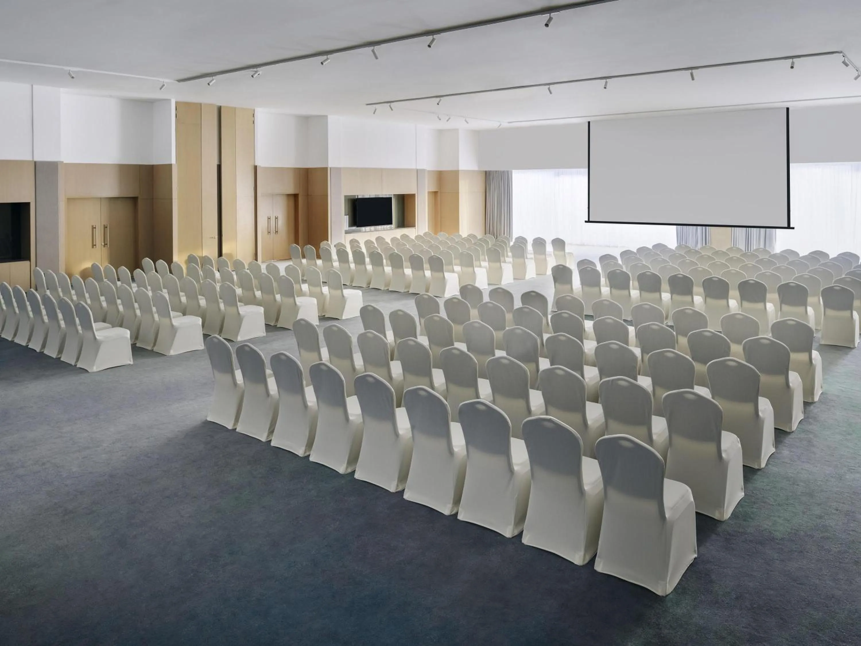 Meeting/conference room in Mövenpick Resort Al Marjan Island